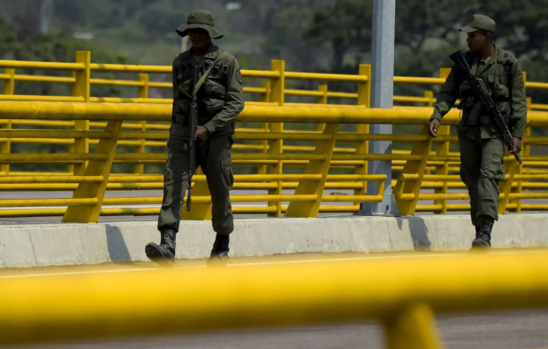 Las fuerzas militares venezolanas hacen guardia mientras bloquean con contenedores el puente Tienditas, que une Tachira, Venezuela y Cucuta, Colombia. AFP
