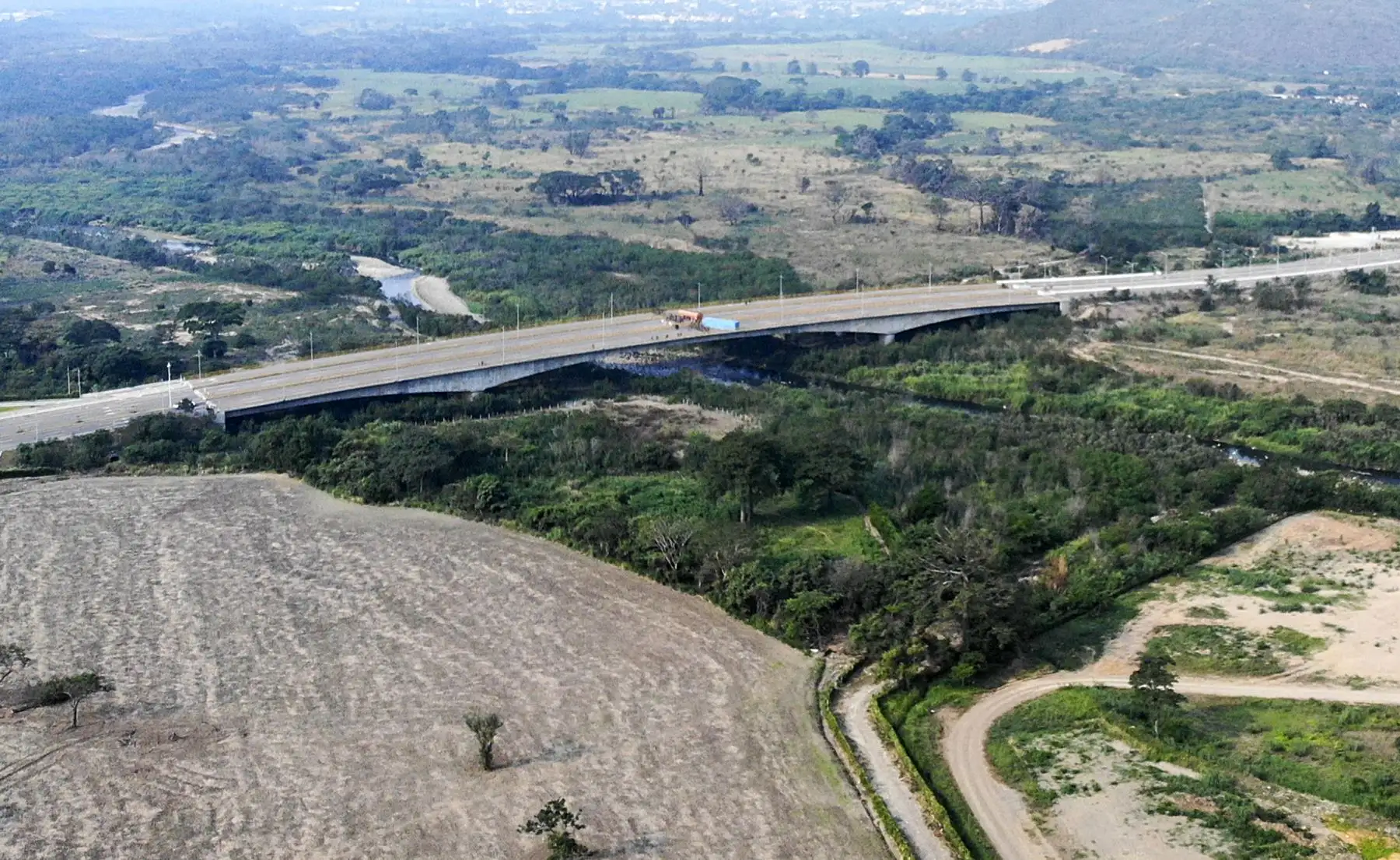 Vista general del Puente Tienditas en la frontera entre la ciudad colombiana de Cúcuta y Táchira, Venezuela, después de que las fuerzas militares venezolanas bloqueen el puente con contenedores. AFP