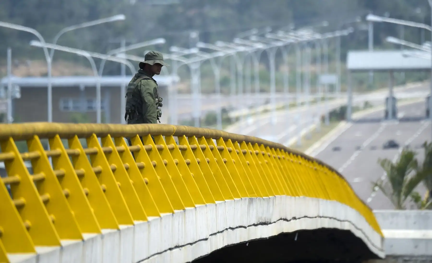 Un oficial militar venezolano hace guardia cuando los contenedores bloquean el puente Tienditas, que une Tachira, Venezuela y Cucuta, Colombia. AFP