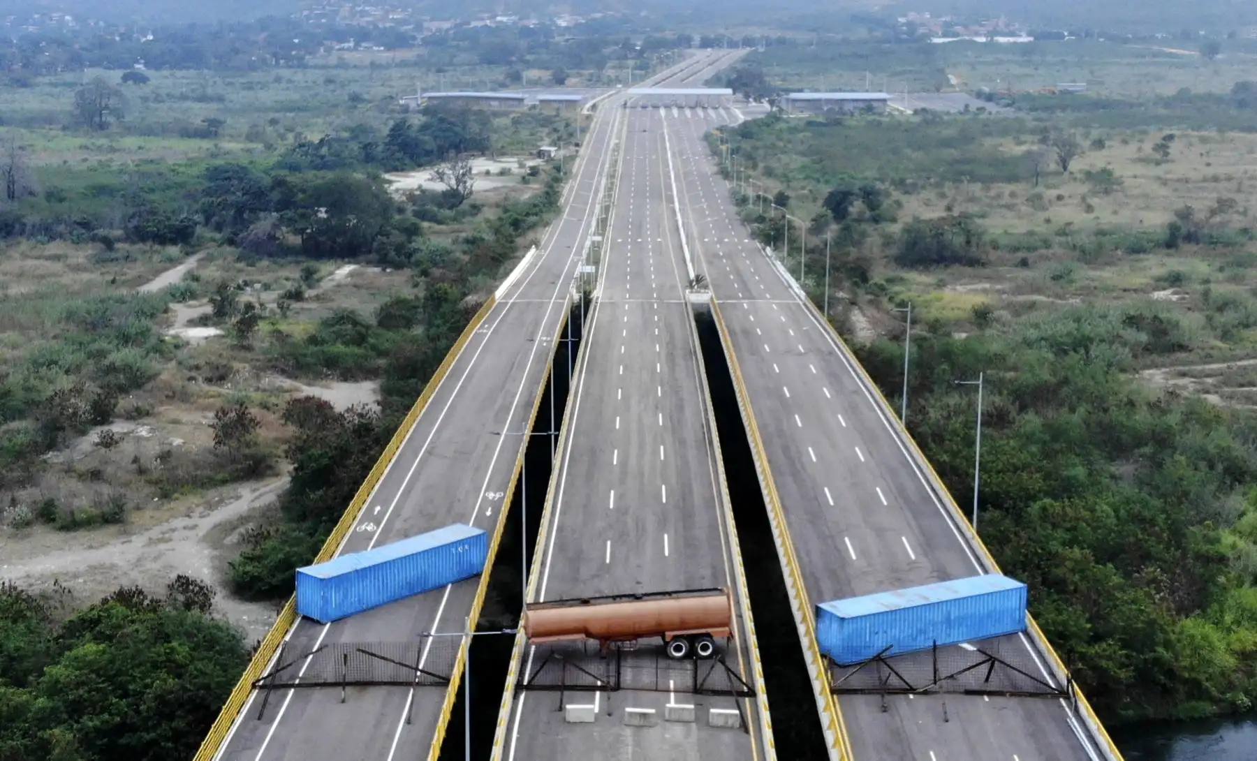 Nicolas Maduro ordena el bloqueo del Puente Tienditas, en la frontera entre Cúcuta, Colombia y Táchira, Venezuela; impidiendo así el ingreso de ayuda humanitaria. AFP