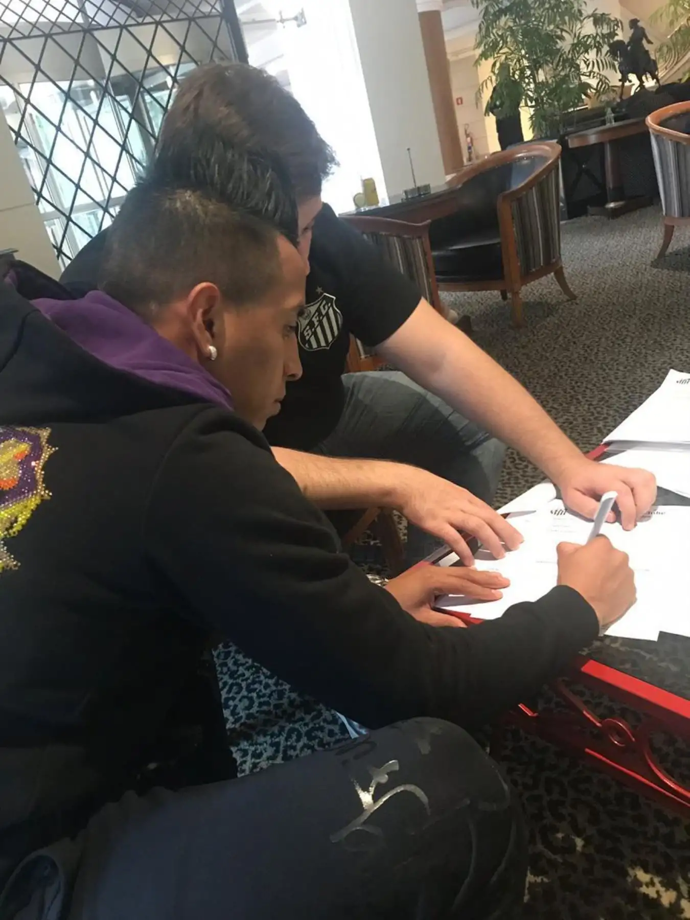 El día de ayer Christian Cueva firmó  contrato por el Santos de Brasil. Foto:twitter