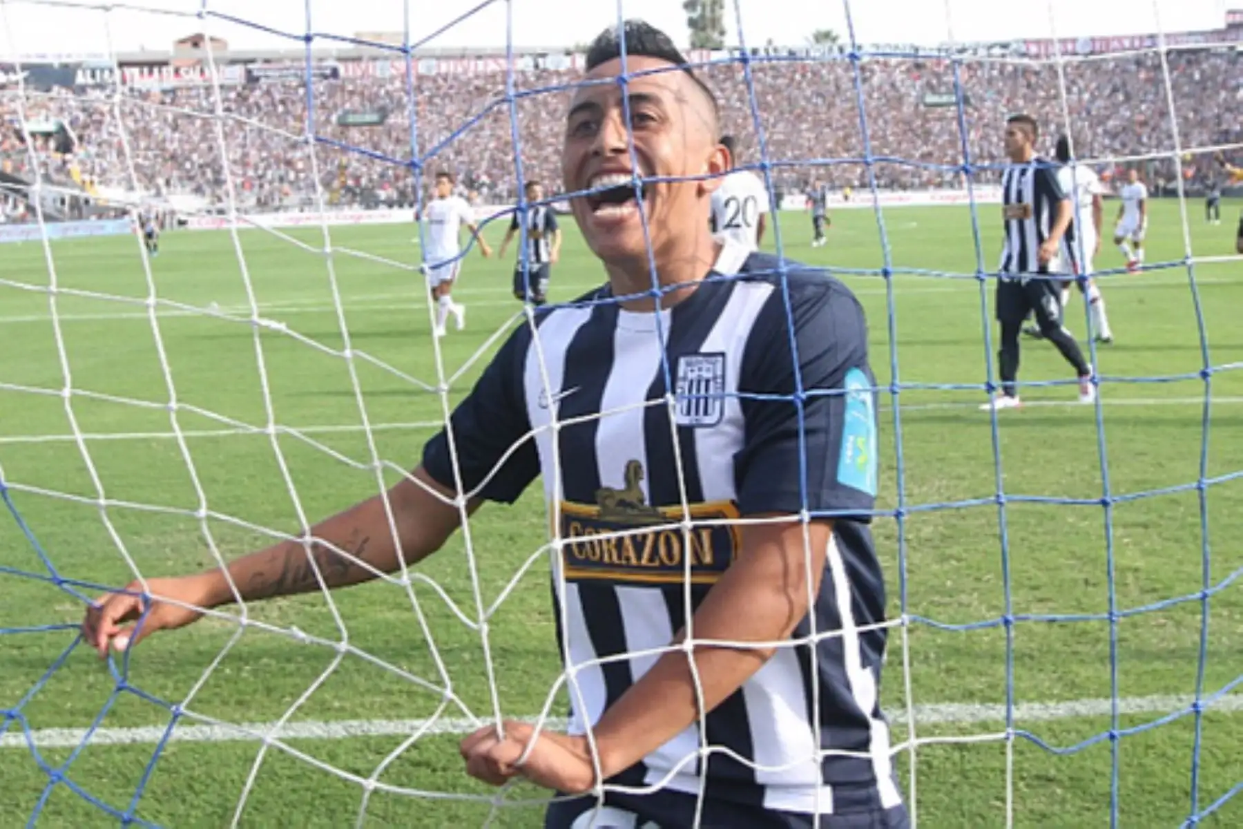 Después de estar en España, vuelve a Perú para jugar en el Club Alianza Lima para jugar el torneo Clausura. Anotó su primer gol ante Inti Gas por la fecha 1 del clausura. Foto:Cortesía