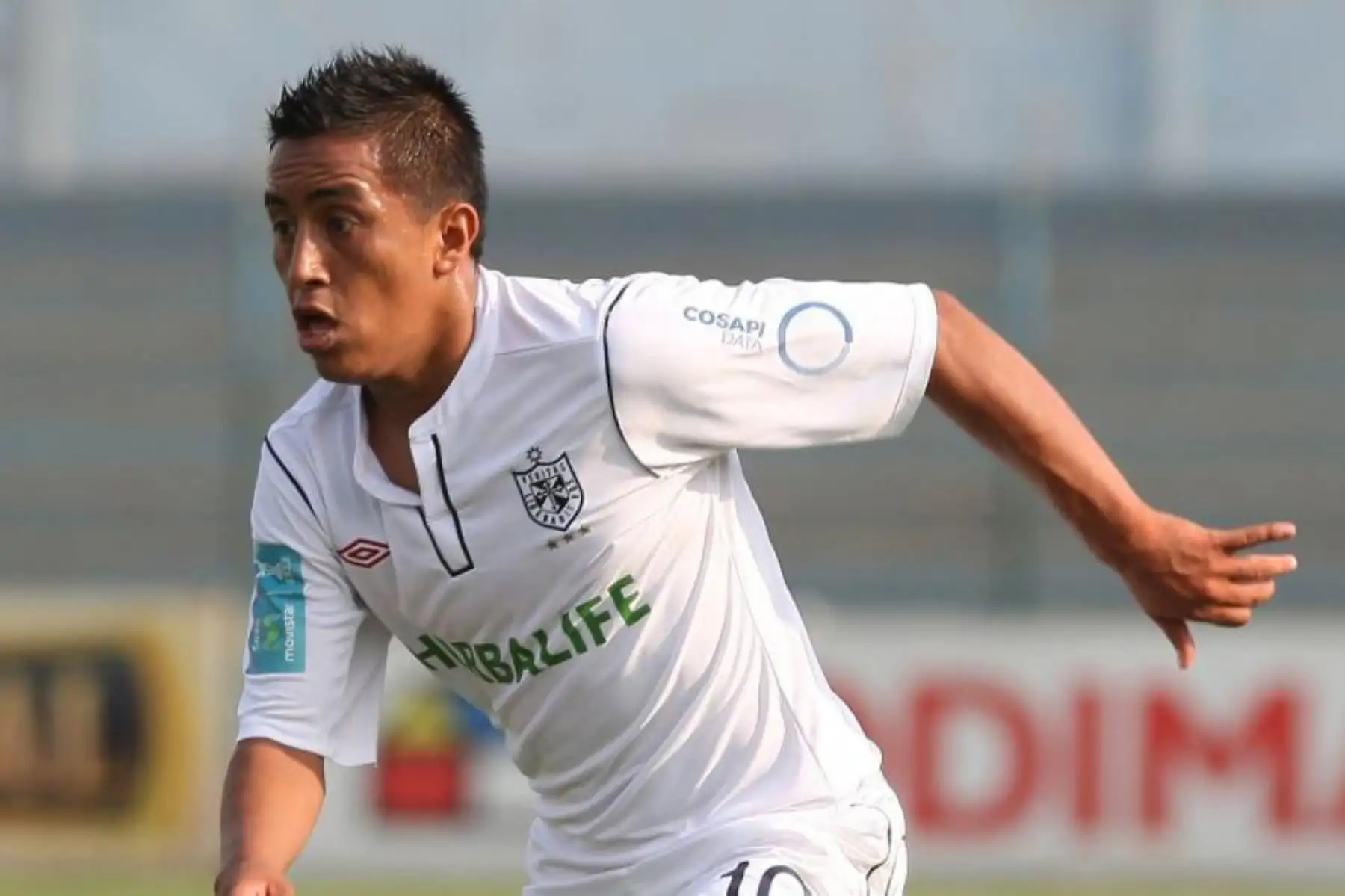 Tras empezar su carrera profesional en el equipo de la Universidad  San Martin, Christian Cueva ha pasado ya por varios clubes deportivos y hoy llega al Santos de Brasil. Foto: INTERNET/Medios