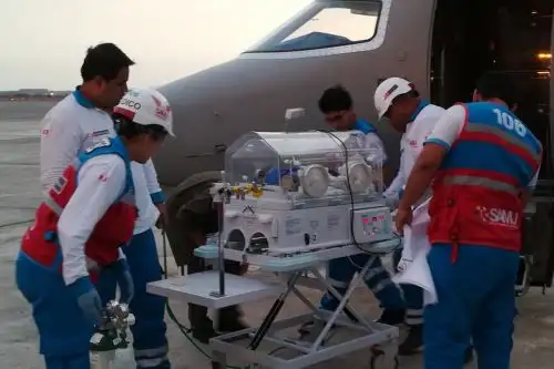 Cinco menores del interior del país en situación crítica fueron trasladados exitosamente a Lima por profesionales del Servicio de Atención Móvil de Urgencias (SAMU) y la Fuerza Aérea del Perú (FAP).
