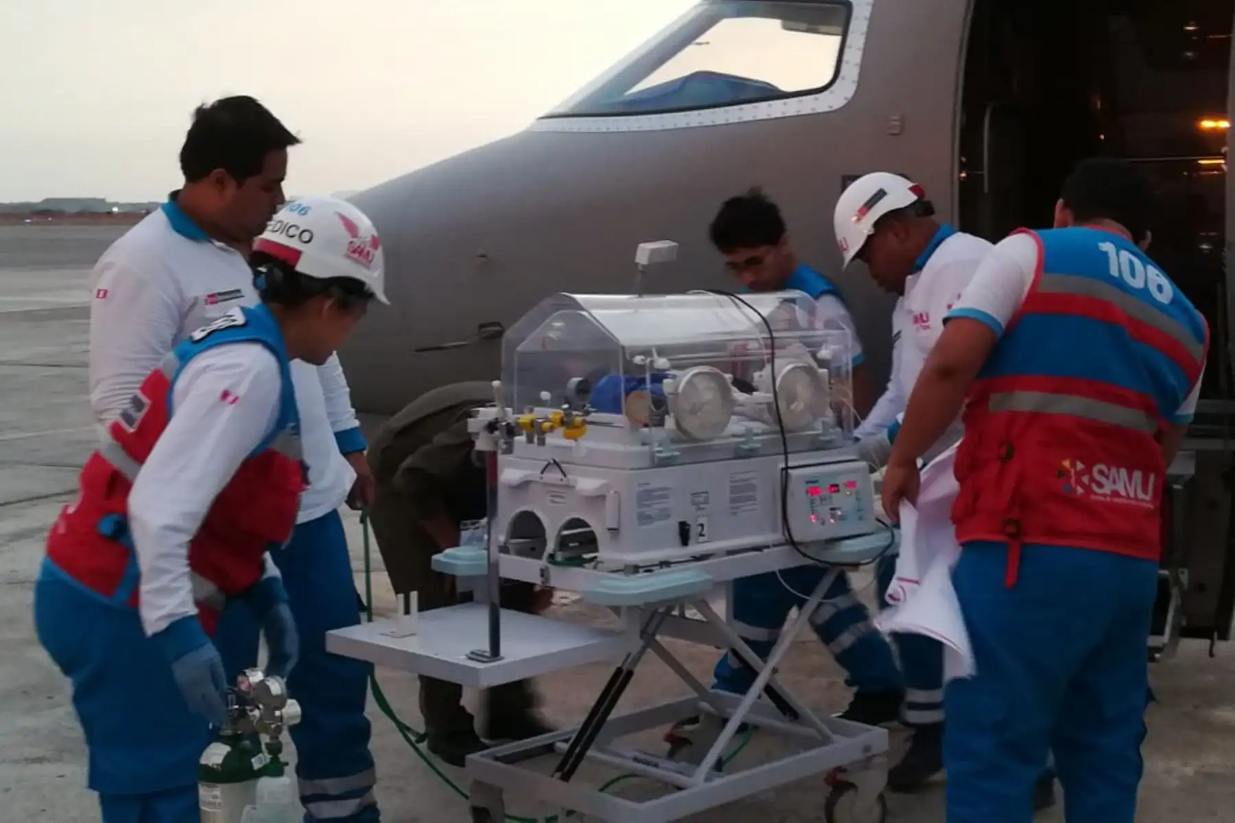 Cinco menores del interior del país en situación crítica fueron trasladados exitosamente a Lima por profesionales del Servicio de Atención Móvil de Urgencias (SAMU) y la Fuerza Aérea del Perú (FAP).