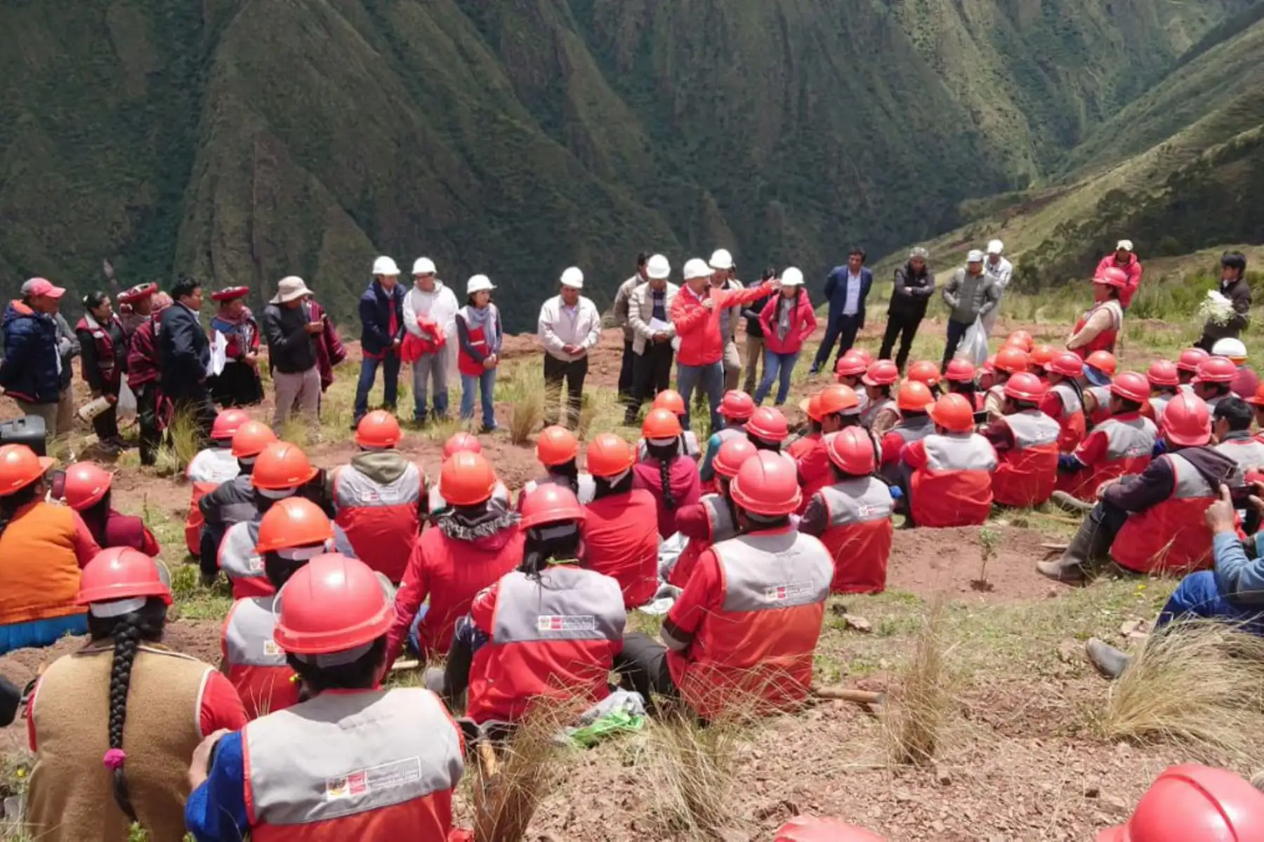 Campesinos de distrito de Chinchero, Cusco, se benefician con 120 empleos temporales.