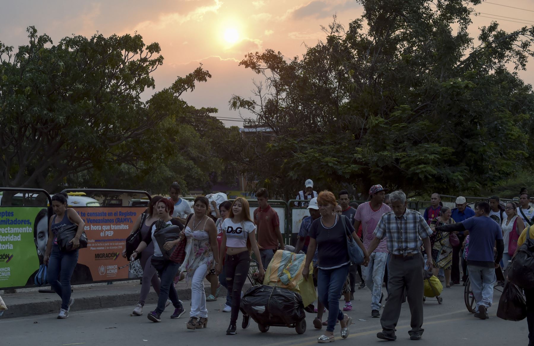 La gente cruza el puente internacional Simón Bolívar, en la frontera entre Táchira (Venezuela) y Cúcuta (Colombia). Foto: AFP.