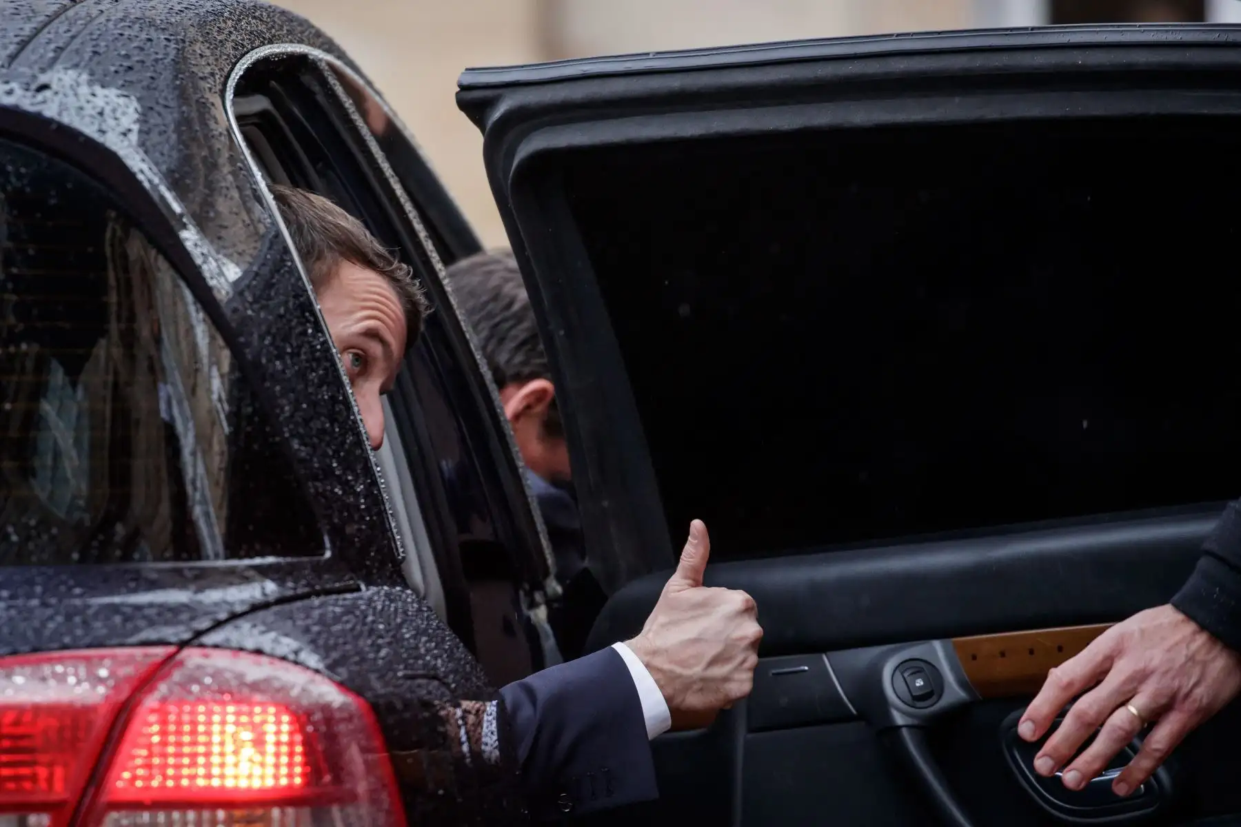 El presidente francés, Emmanuel Macron (c), tras su reunión con autoridades del departamento de Saona y Loira, dentro de su programa para salir de la crisis de los "chalecos amarillos", este jueves en Autun, Francia. EFE