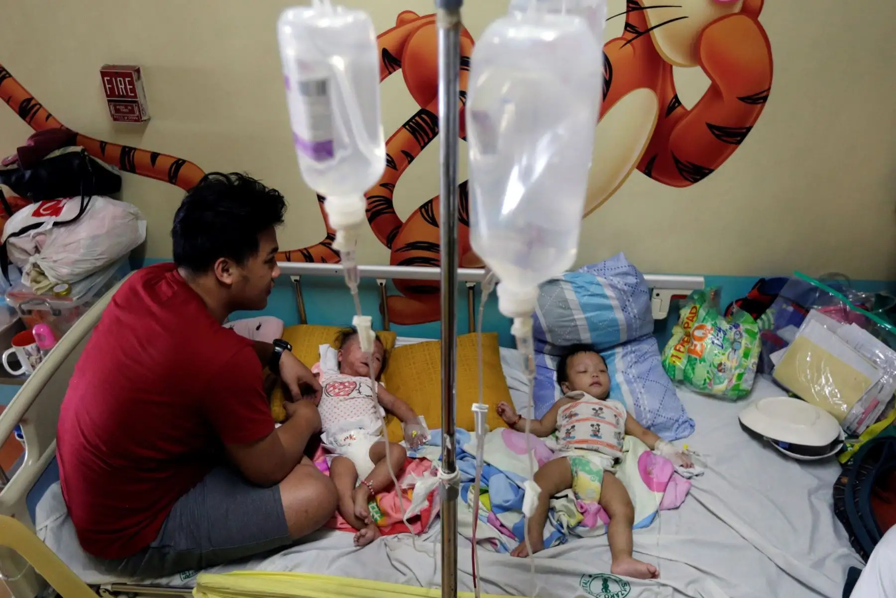 Dos bebes enfermos de sarampión reciben tratamiento en un hospital público en Manila, Filipinas. El departamento de sanidad local ha informado de un brote de sarampión en Metro Manila. EFE