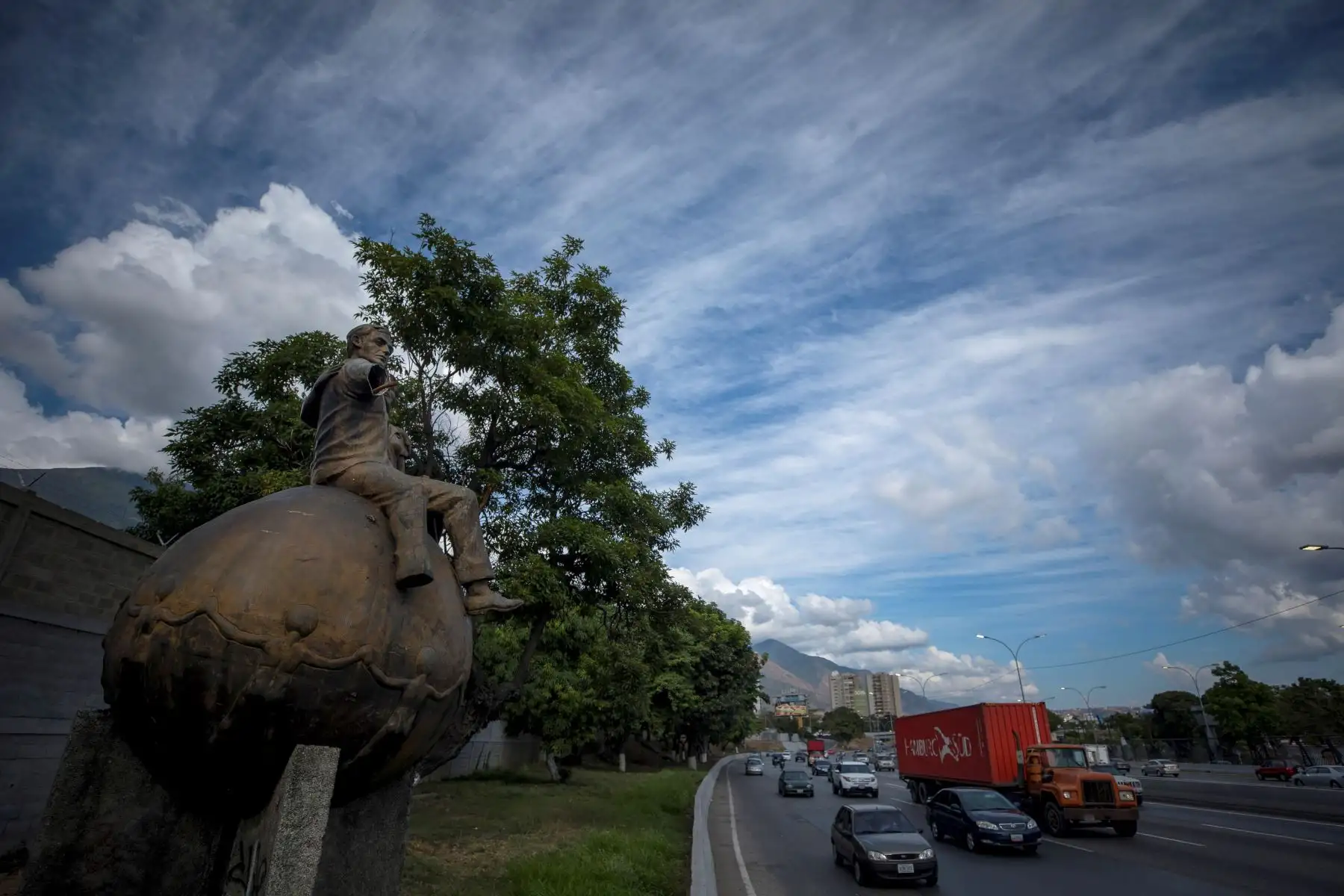 Detalle de la mutilación del monumento de la obra "Homenaje al buen ciudadano" del autor Elda Navarrete en Carcas (Venezuela). Desde hace meses, a los pasajeros del Metro de Caracas les falta un compañero de viaje: una de las figuras de bronce que integran el conjunto escultórico "Kaleidoscopio" que se ha sumado a las miles de piezas artísticas que han padecido el expolio en toda Venezuela y del que no se libra ni Bolívar. EFE