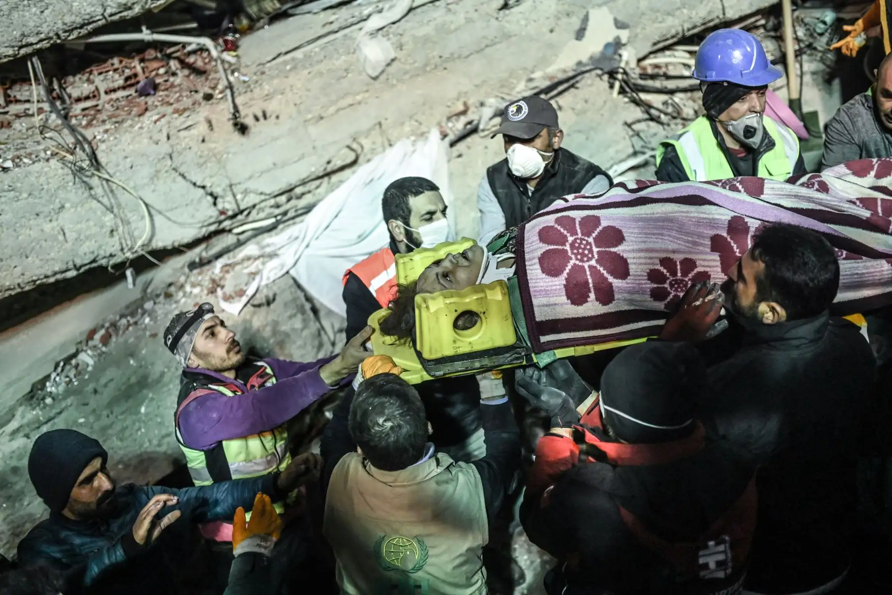 Tras varias horas de trabajo una persona es rescatada en el sitio de un edificio que se derrumba en el distrito de Kartal de Estambul. Foto: AFP