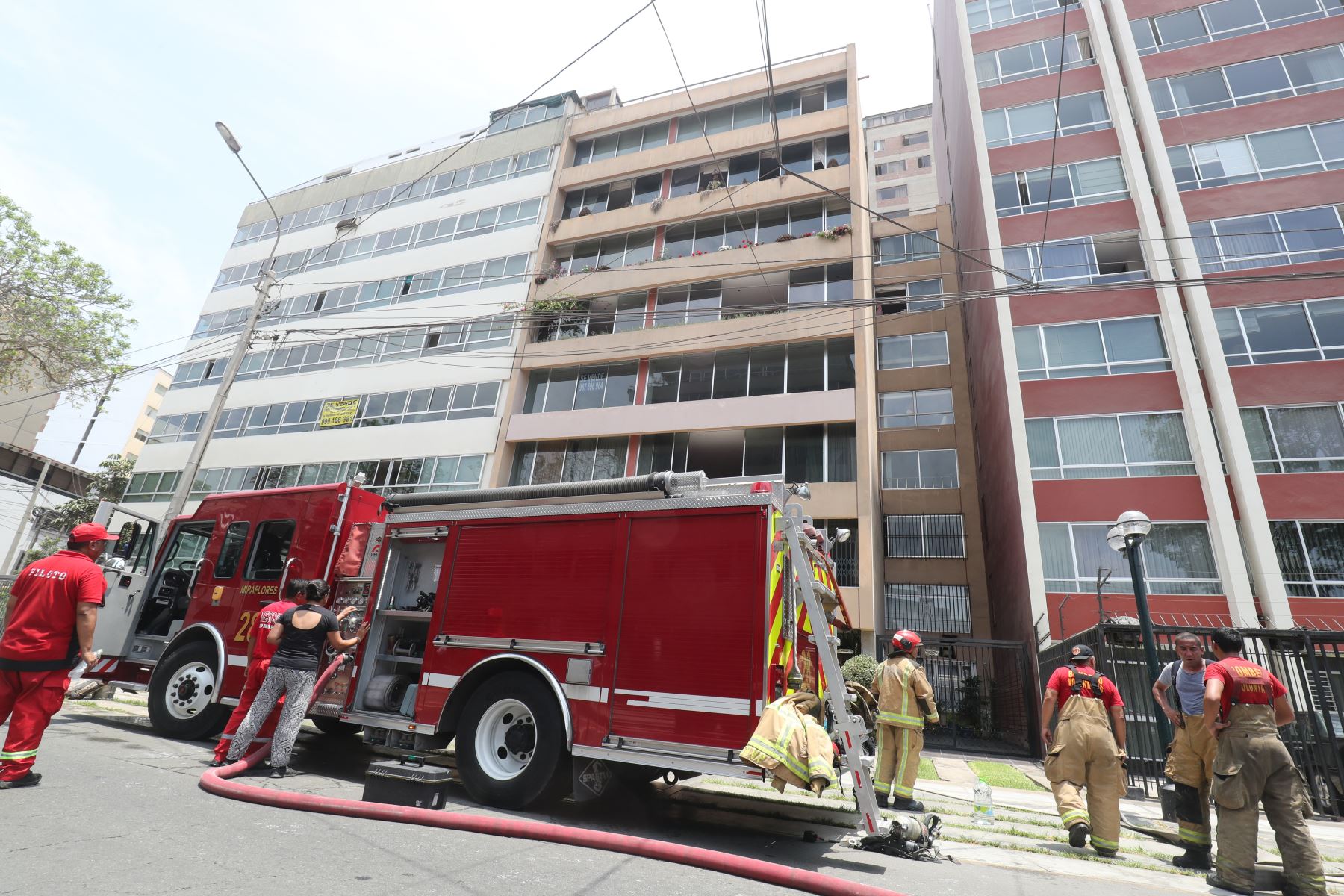Reportan incendio en edifico multifamiliar en Miraflores Noticias