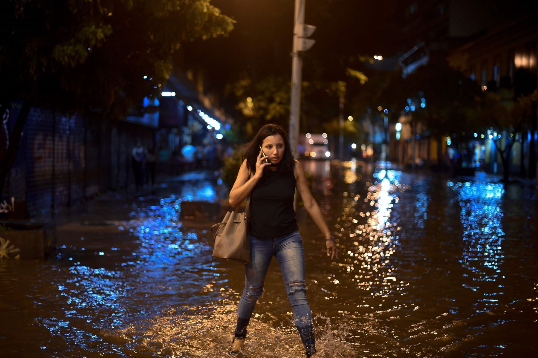 Una mujer camina en la calle Voluntarios da Patria inundada, en el barrio de Botafogo, después de una fuerte lluvia inundó varias áreas de la ciudad de Río de Janeiro Foto: AFP