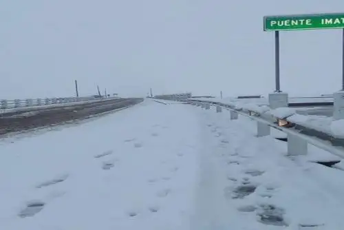 La nevada registrada esta madrugada en el sector de Crucero Alto, en la región de Puno, alcanzó entre 10 y 15 centímetros de altura, informó el Servicio Nacional de Meteorología e Hidrología (Senamhi), por lo que no hay pase por el puente de Imata.