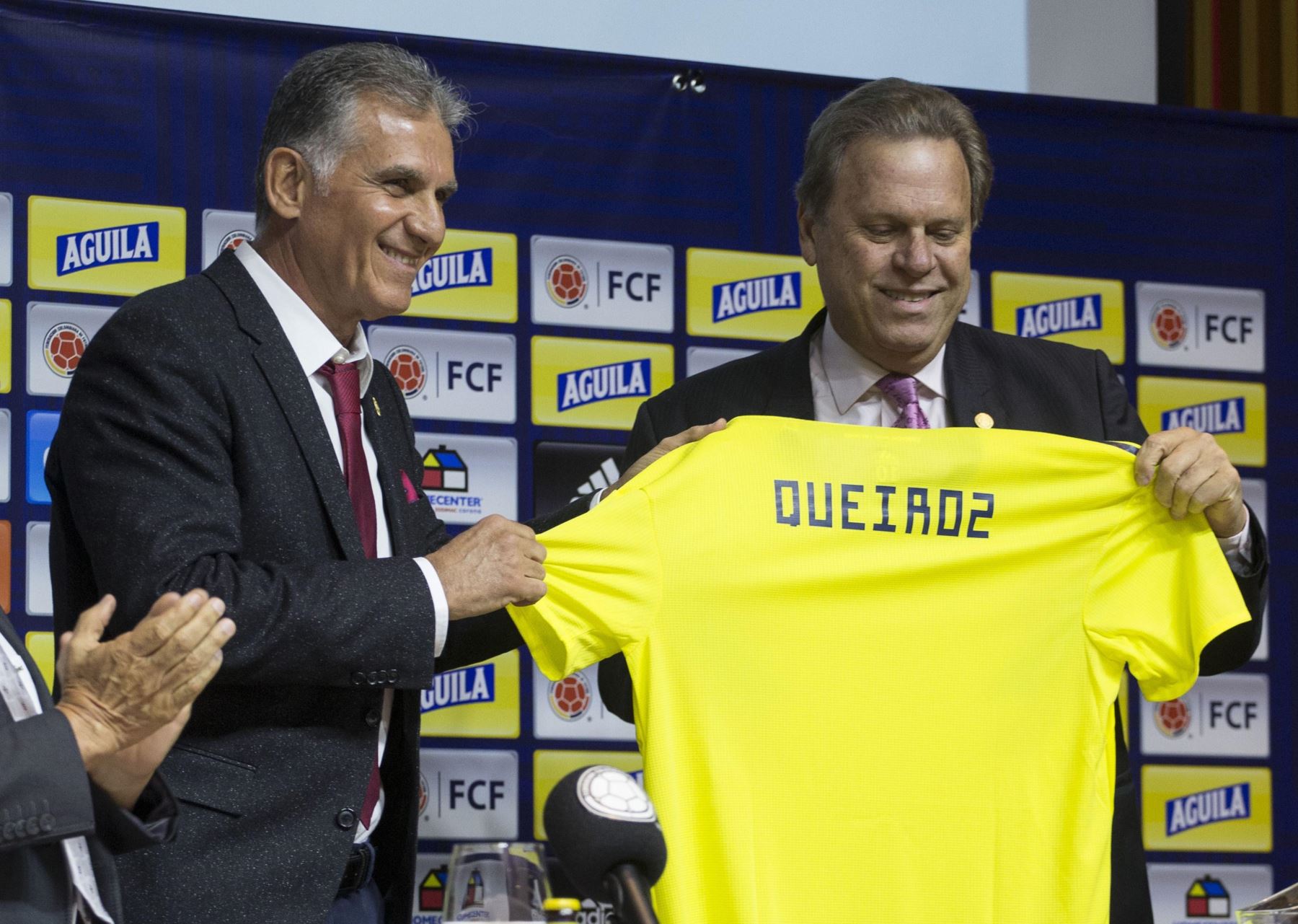 El portugués Carlos Queiroz recibe la camiseta de la selección Colombia de fútbol de manos del presidente de la Federación Colombiana de Fútbol, Ramón Jesurún Foto: AFP