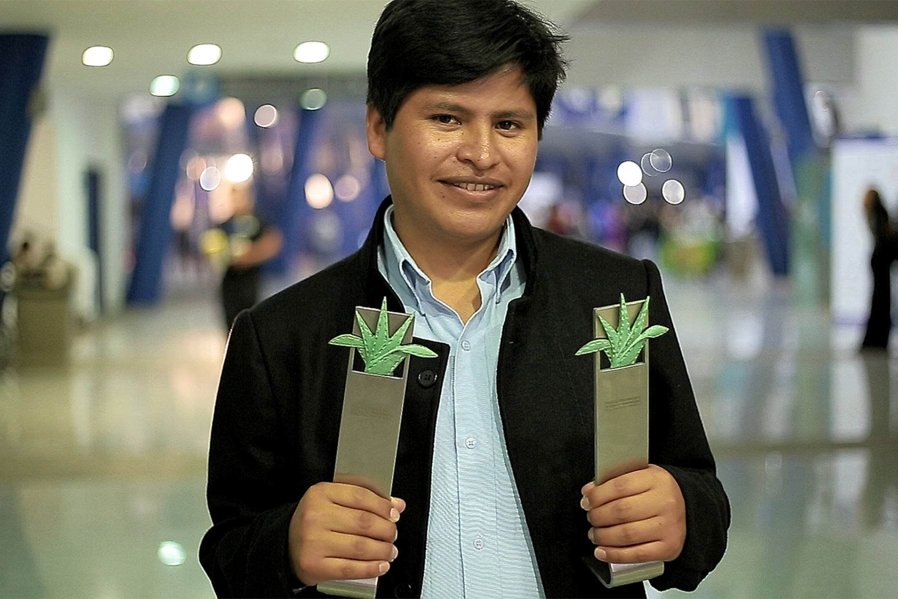 Óscar Catacora con  su primera película y ya ha cosechado éxito: ganó en el Festival de Cine de Guadalajara (México) los premios a Mejor Director Joven, Mejor Ópera Prima y Mejor Fotografía, y será postulada por Perú a los Oscar y a los Goya como mejor película extranjera e iberoamericana de 2019.