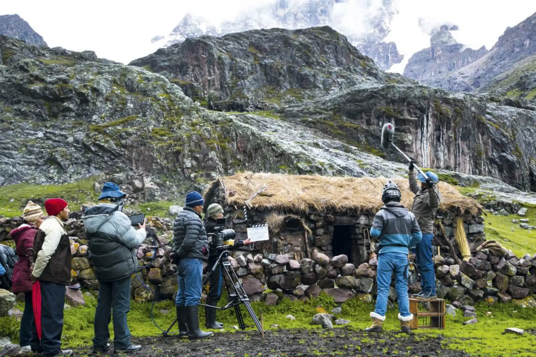 "Grabar a casi 5000 metros fue un gran reto, es complicado porque se nota la diferencia climática. Estuvimos trabajando en ocasiones a cero grados, a veces menos". Cuenta el director