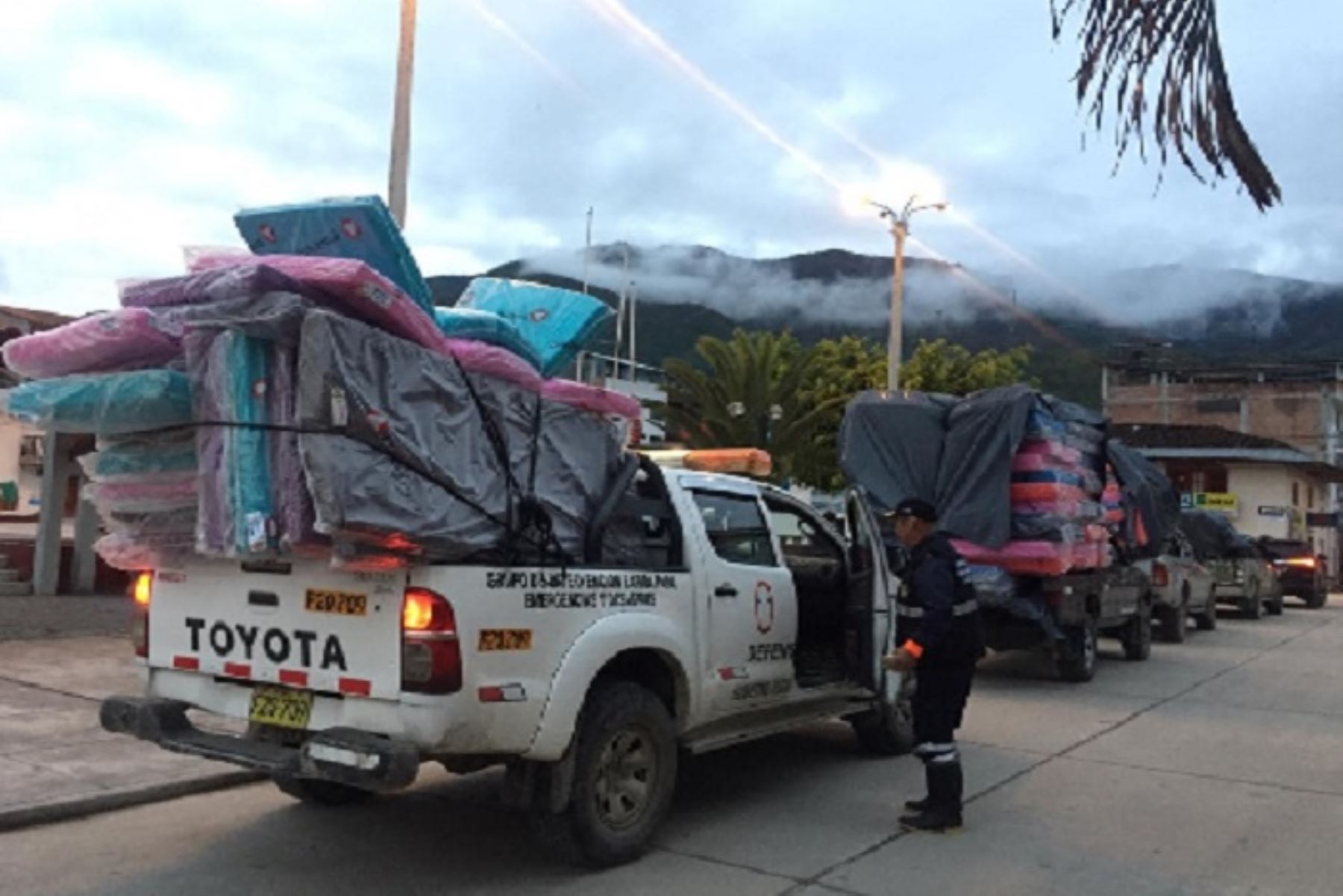 Esta madrugada, el gobernador de Amazonas, Óscar Altamirano, viajó a la zona afectada por el desborde del río Shocol, en la provincia de Rodríguez de Mendoza, llevando ayuda humanitaria en un convoy para las 28 familias damnificadas.