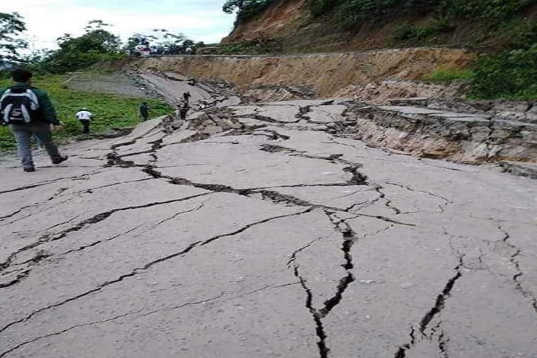 Aproximadamente 200 metros de la carretera Fernando Belaunde Terry en la zona de Nuevo San Martín, entre Juanjuí y Tocache, al sur de la región San Martín, colapsó aparentemente por la filtración de agua en las bases producto de la gran cantidad de lluvia que se registró.