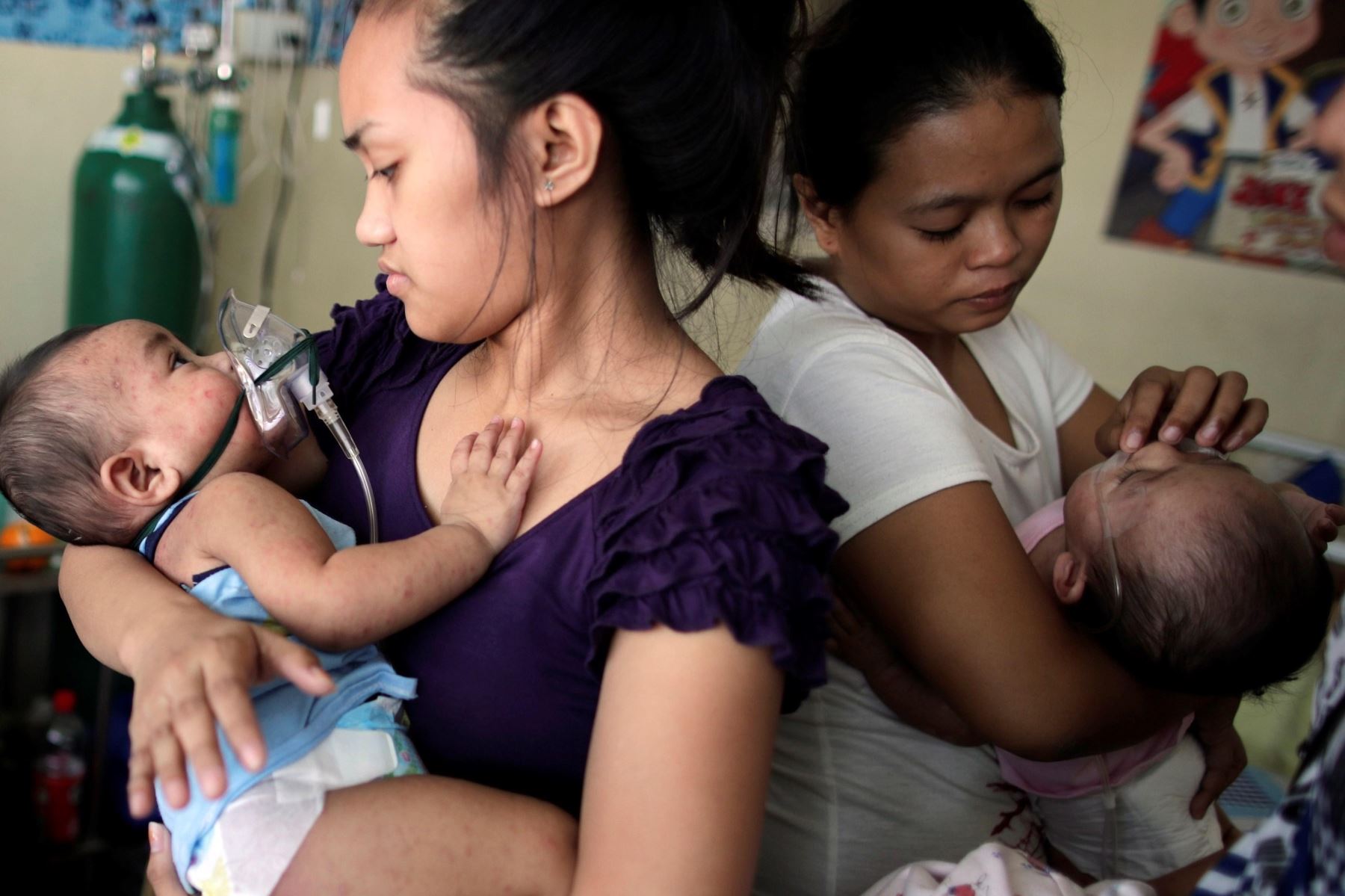 Dos niños enfermos de sarampión reciben tratamiento en un hospital público, este jueves, en Manila, Filipinas. Foto: AFP