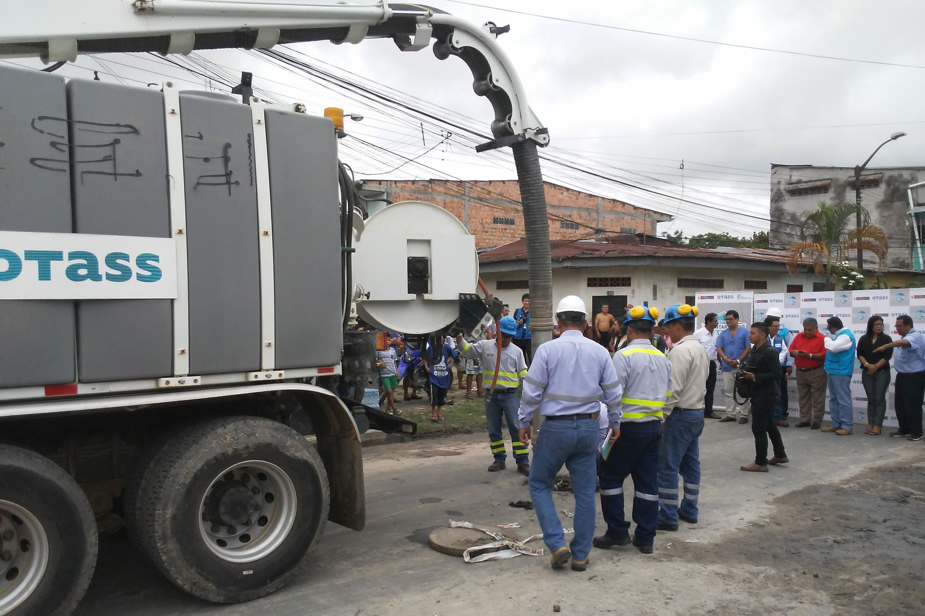 "Operación alcantarillado" despliega acciones en la provincia de Maynas, región Loreto, para limpiar redes de desagüe y buzones.