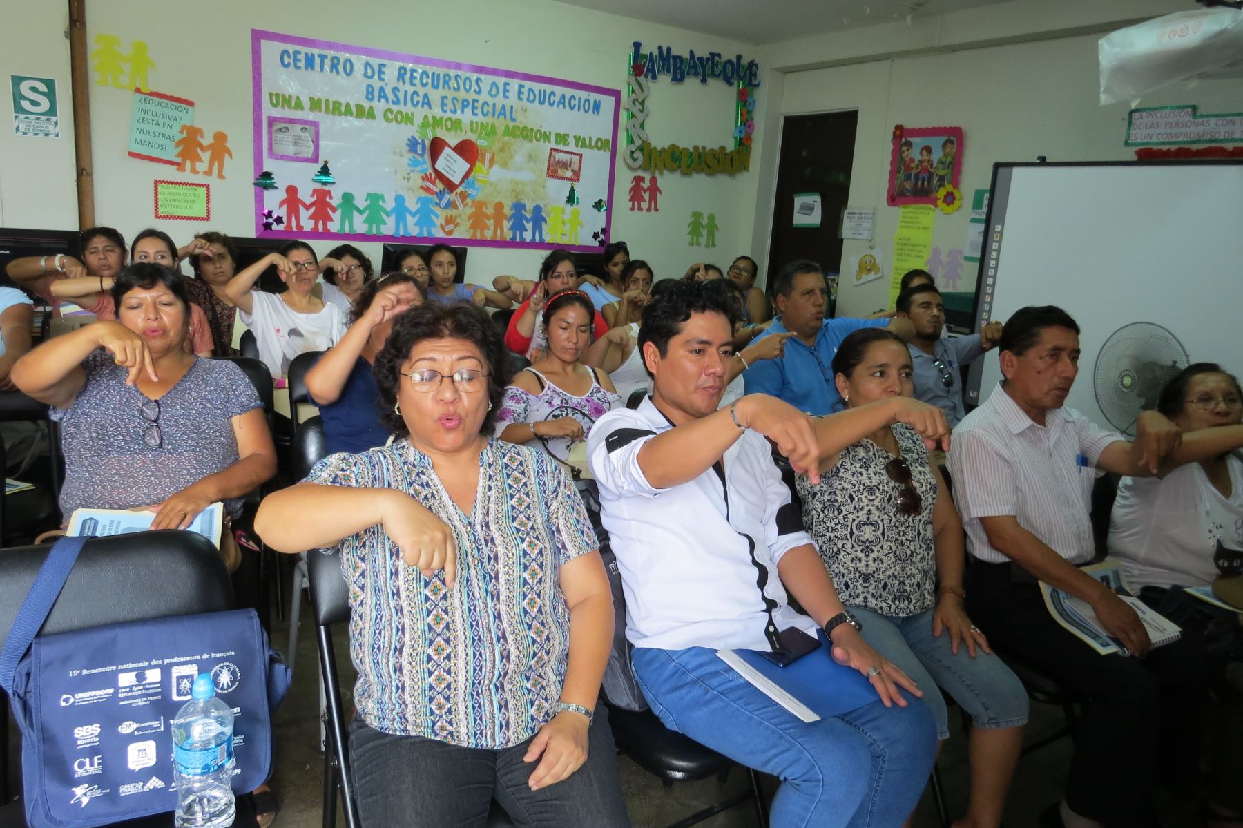 Docentes y directores que laboran en instituciones educativas inclusivas pertenecientes a la Educación Básica Regular de Lambayeque participan en taller sobre uso de lenguaje de señas.