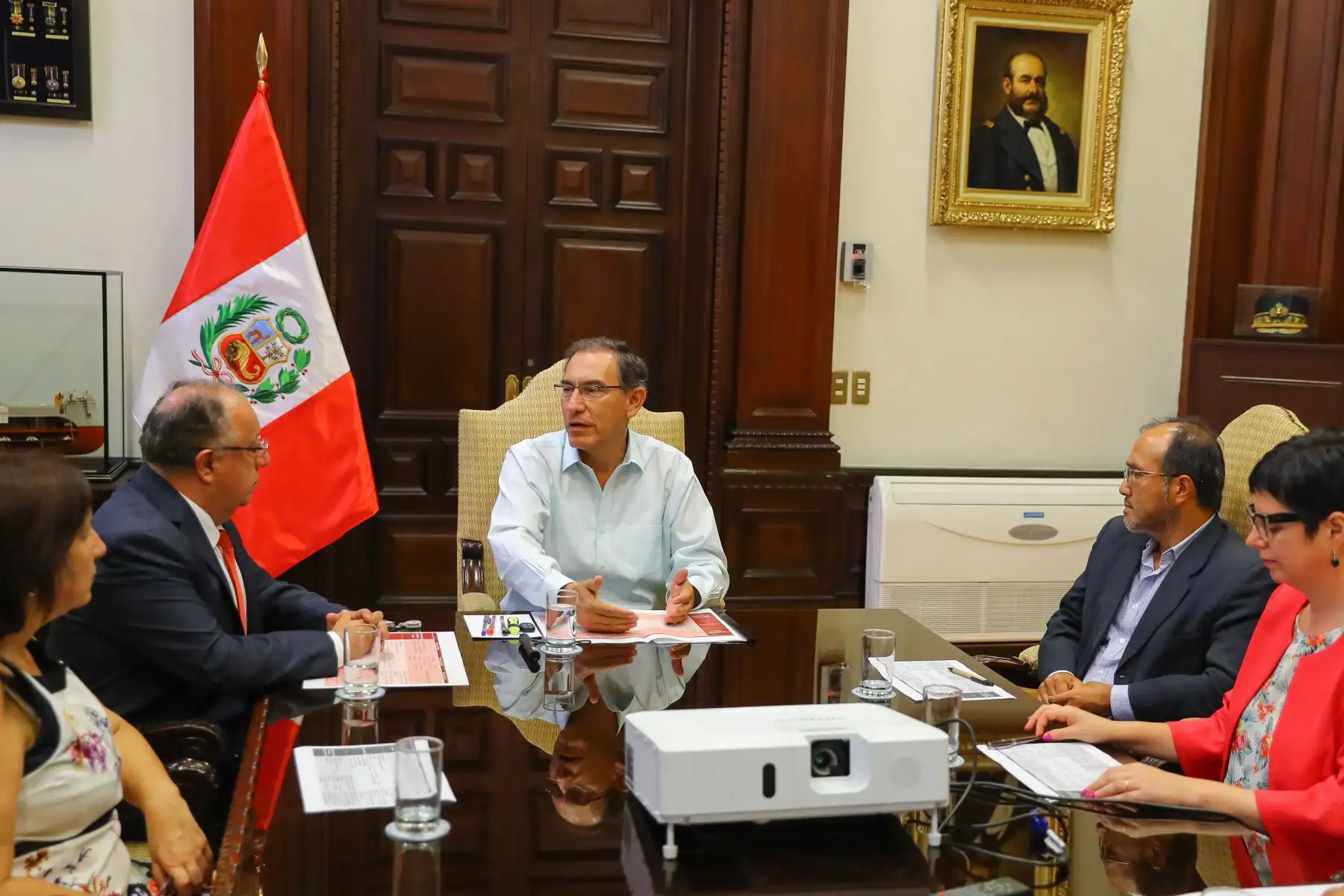 El presidente de la República, Martín Vizcarra, sostuvo una reunión con los integrantes de la Comisión de Alto Nivel para la Reforma Política, a fin de recibir los informes sobre los avances del trabajo que vienen ejecutando.Foto: ANDINA/Prensa Presidencia