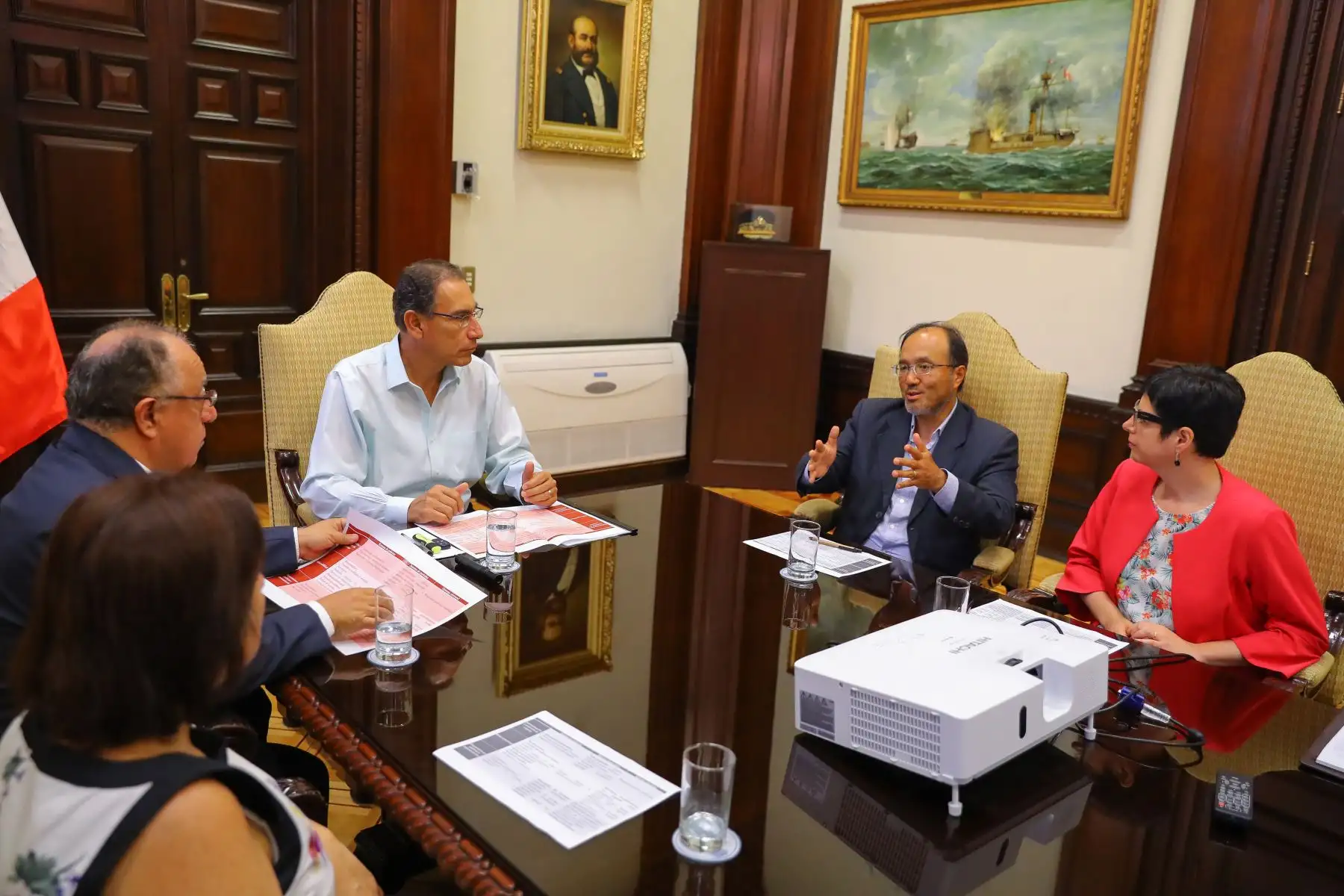 El presidente de la República, Martín Vizcarra, sostuvo una reunión con los integrantes de la Comisión de Alto Nivel para la Reforma Política, a fin de recibir los informes sobre los avances del trabajo que vienen ejecutando.Foto: ANDINA/Prensa Presidencia