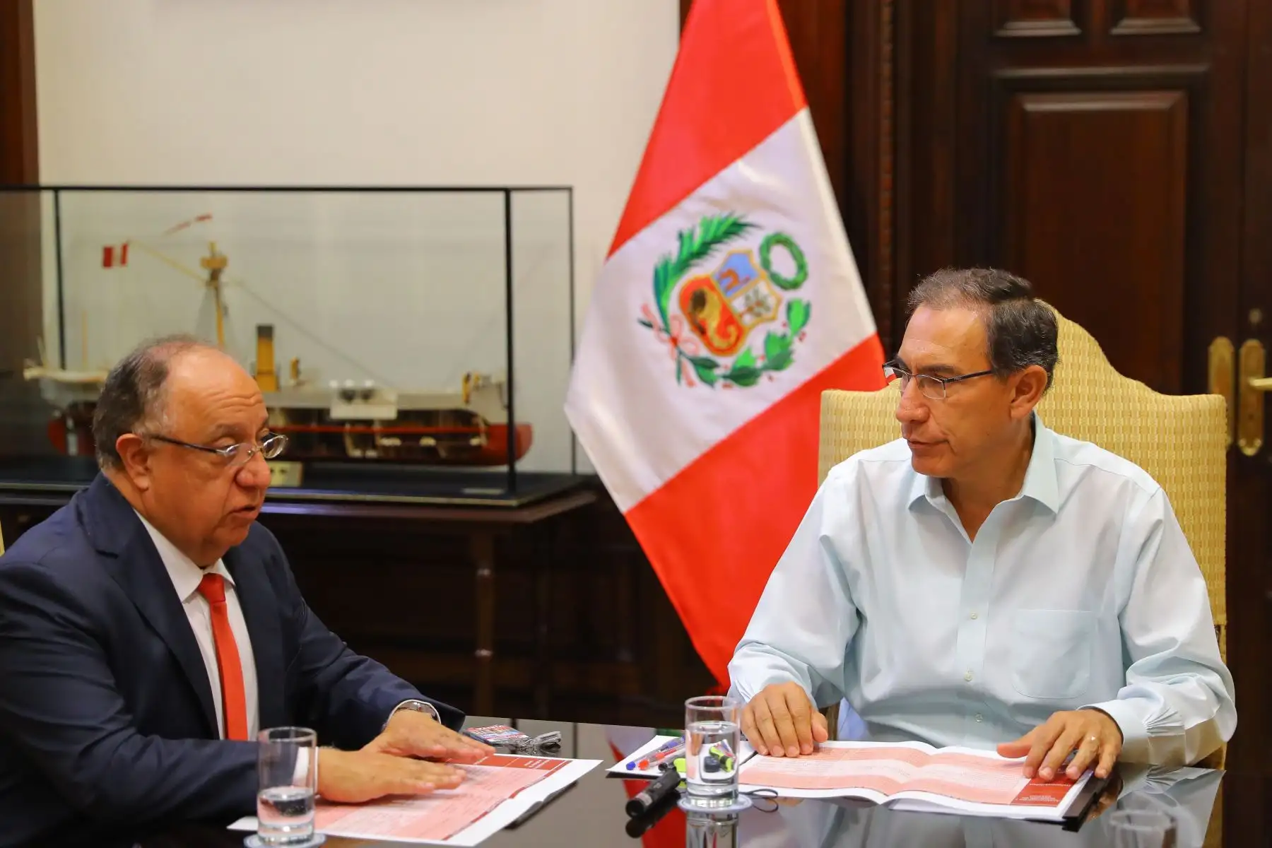 El presidente de la República, Martín Vizcarra, sostuvo una reunión con los integrantes de la Comisión de Alto Nivel para la Reforma Política, a fin de recibir los informes sobre los avances del trabajo que vienen ejecutando.Foto: ANDINA/Prensa Presidencia