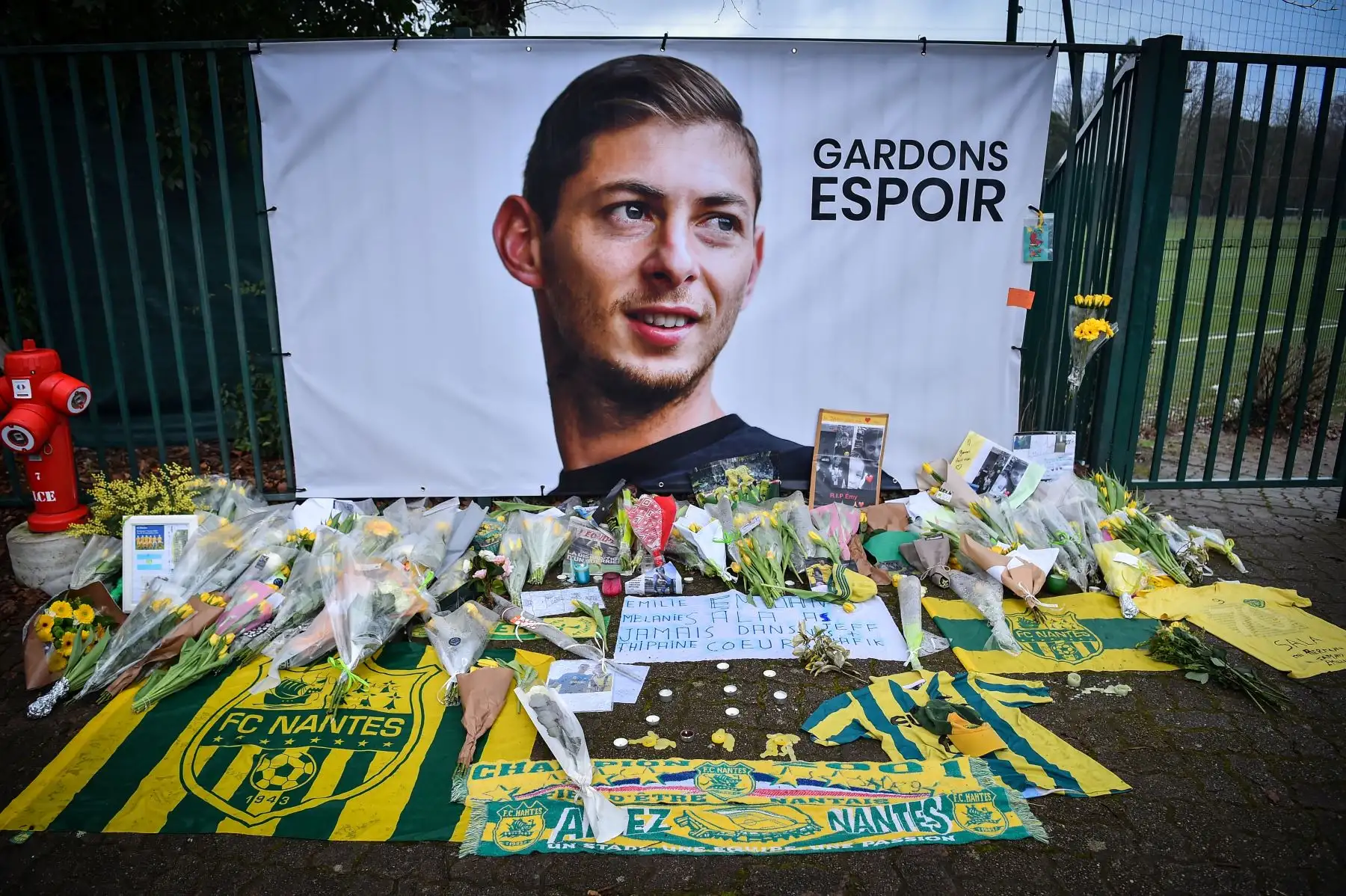 Tras confirmar la identidad del cuerpo de Emiliano Salas, los hinchas lamentan su partida. AFP