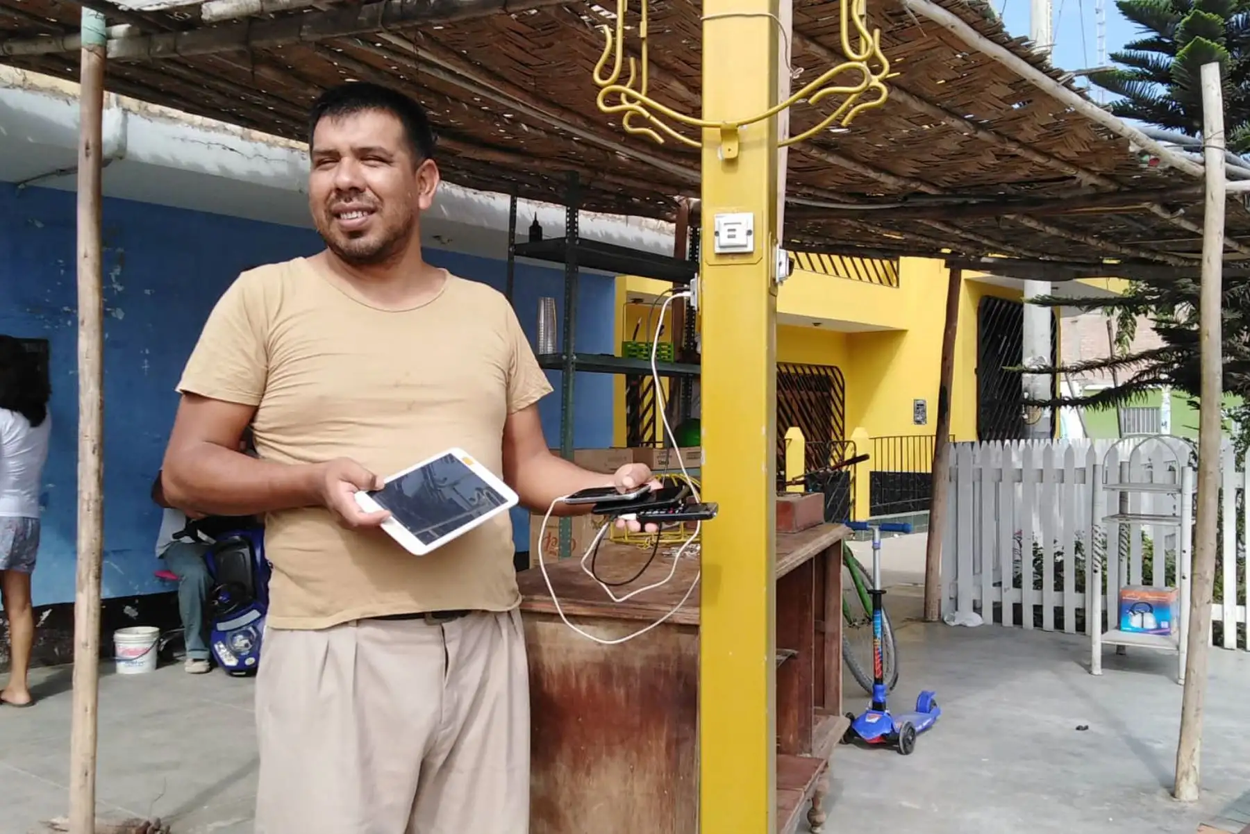 Chimbotano Percy Chávez Vásquez inventa sistema para cargar hasta 14 celulares con energía solar. ANDINA