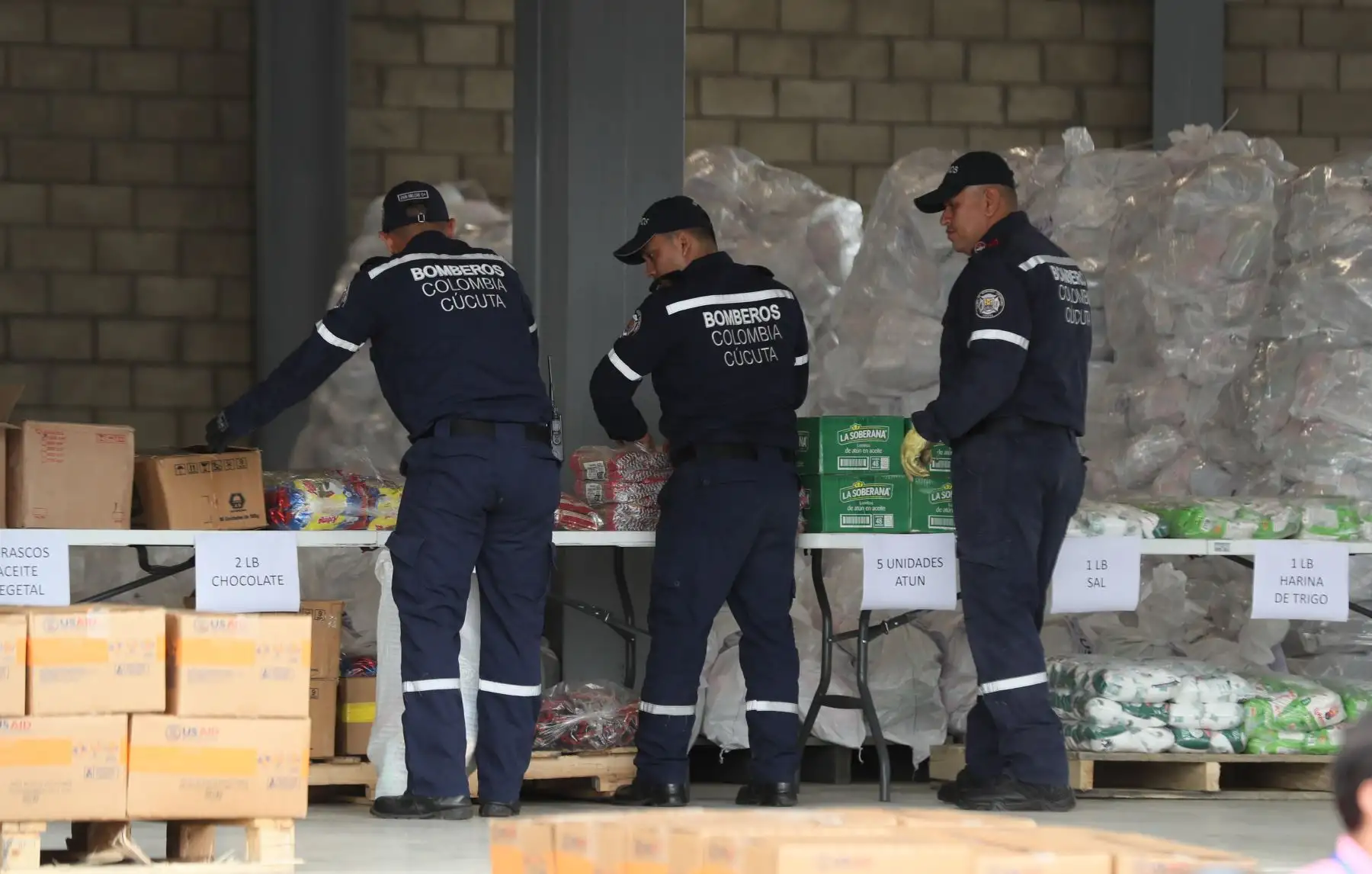 Autoridades organizan el cargamento con la ayuda humanitaria para Venezuela este viernes, en un centro de acopio dispuesto en el puente internacional de Tienditas, en Cúcuta (Colombia). Los primeros camiones con la ayuda humanitaria llegaron ayer a Cúcuta, donde se trabaja en la logística para su entrega. EFE