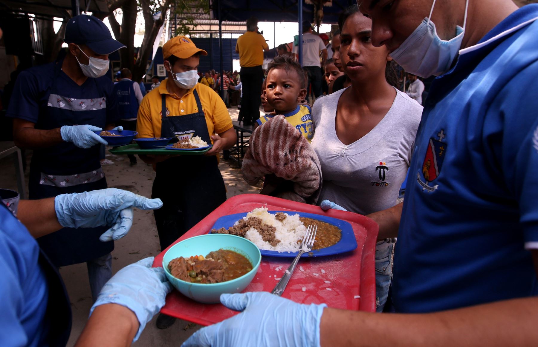 Ciudadanos venezolanos hacen fila para recibir una ración de comida en el comedor Divina Providencia, en Cúcuta (Colombia).  EFE