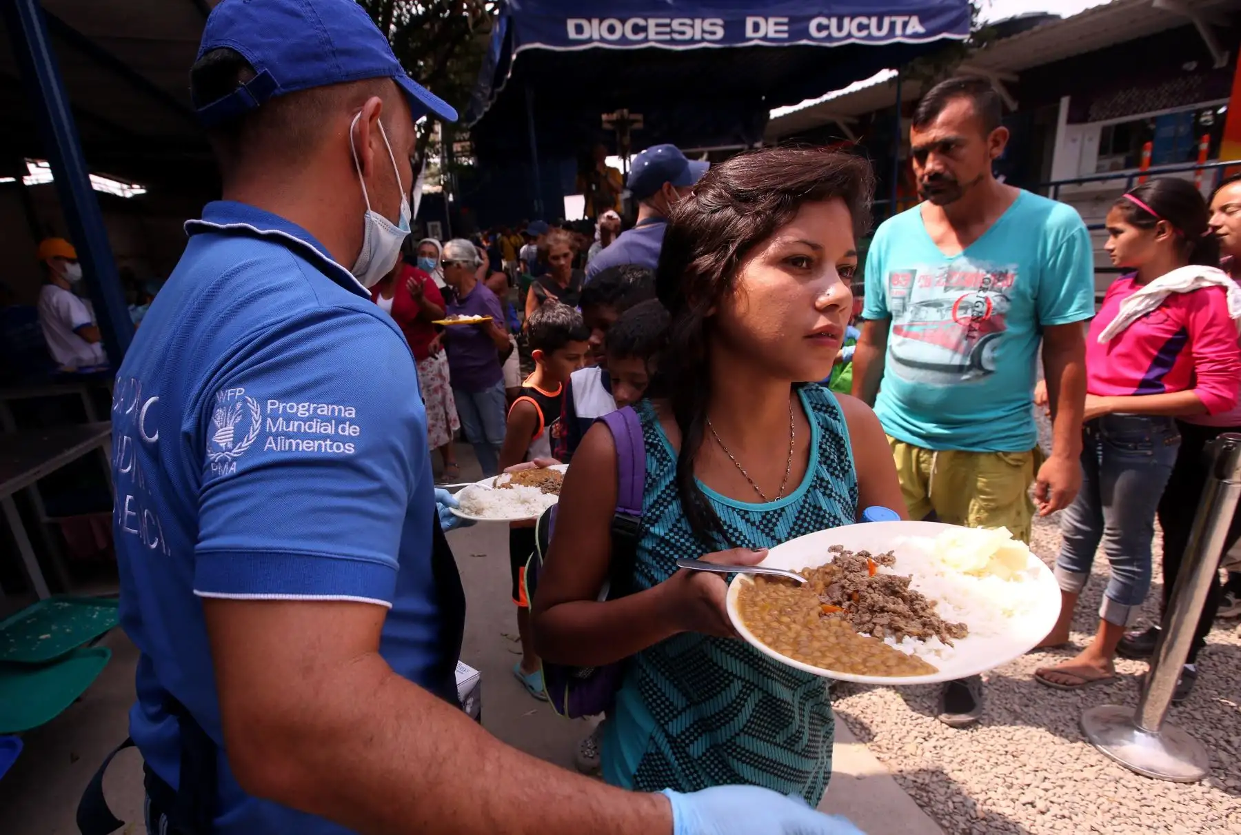 Un comedor situado a menos de un kilómetro del puente Simón Bolívar, el principal paso de la frontera colombo-venezolana, es una luz de esperanza para más de 4.000 ciudadanos venezolanos que a diario cruzan la línea limítrofe para almorzar y, con suerte, llevar algo para sus familias. EFE