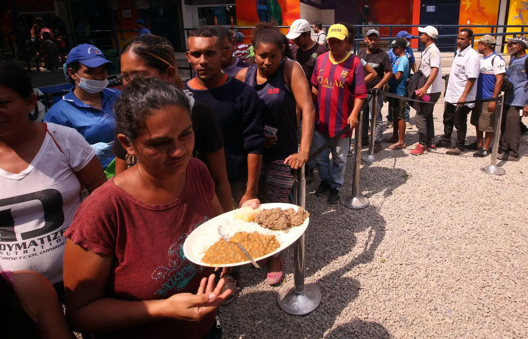 Ciudadanos venezolanos hacen fila para recibir una ración de comida en el comedor Divina Providencia, en Cúcuta (Colombia).  EFE