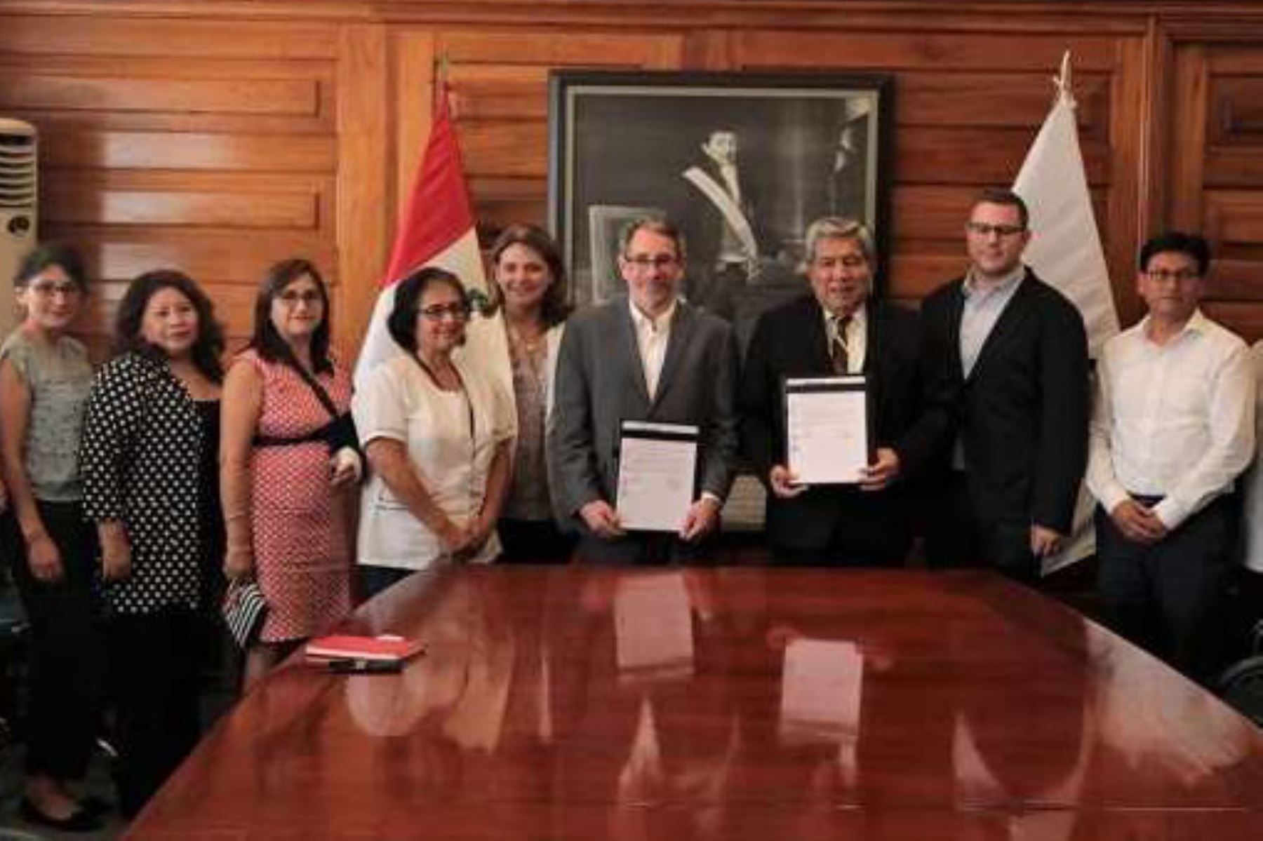 El Ministerio de Salud (Minsa) suscribió un convenio de Cooperación Internacional con la organización Vital Strategies, de Estados Unidos, con el propósito de impulsar acciones en salud pública que permitan reducir la contaminación por plomo en los niños del Perú.