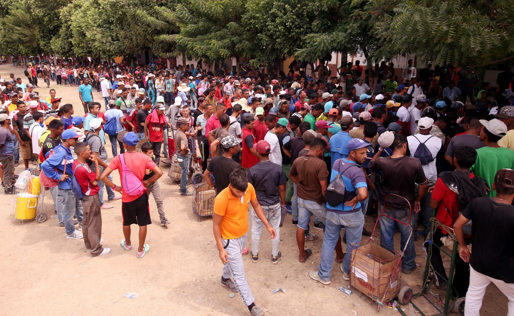 Miles de venezolanos esperan cada día para recibir un plato de comida en un comedor situado en Cúcuta Colombia. EFE