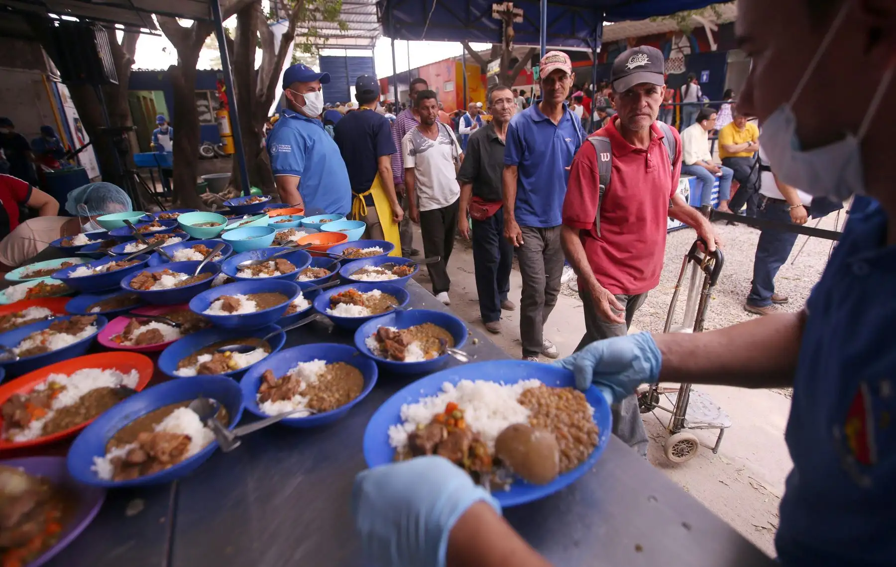 Mientras Nicolas Maduro dice que no recibirán la ayuda humanitaria que llega a Colombia por parte de la comunidad internacional, miles de venezolanos cruzan la frontera para recibir una ración de comida en Cúcuta Colombia . EFE