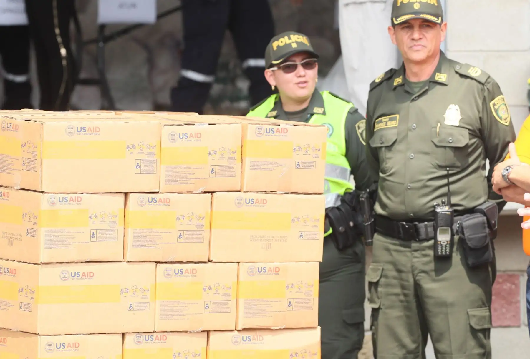 Miembros de la policía de Colombia custodian el cargamento con la ayuda humanitaria para Venezuela este viernes, en un centro de acopio dispuesto en el puente internacional de Tienditas, en Cúcuta (Colombia). EFE
