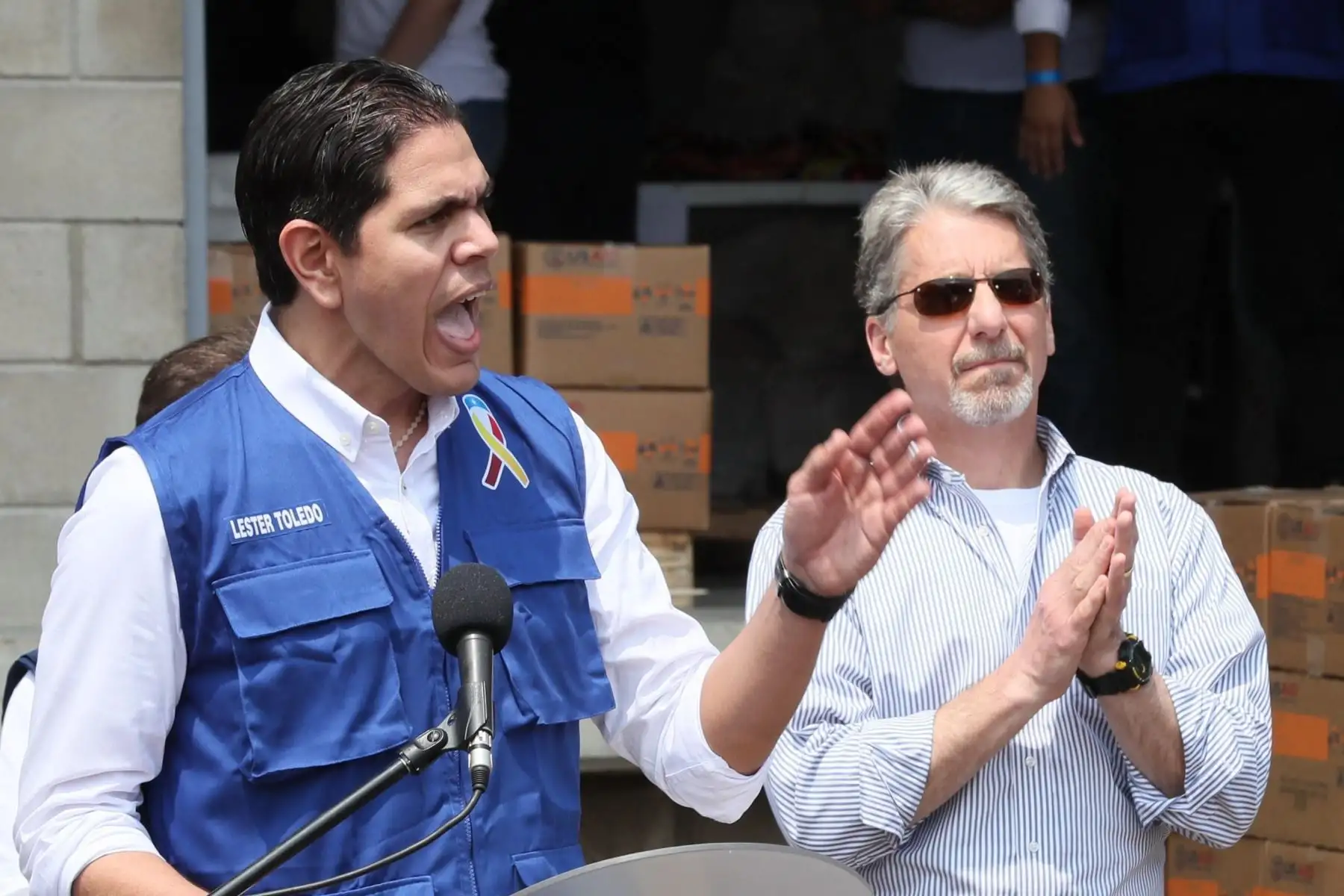 Lester Toledo, representante de la delegación venezolana dispuesta por el jefe del Parlamento, Juan Guaidó, quien se proclamó presidente interino de ese país, habla junto al embajador de Estados Unidos en Colombia, Kevin Whitaker. Foto: EFE.