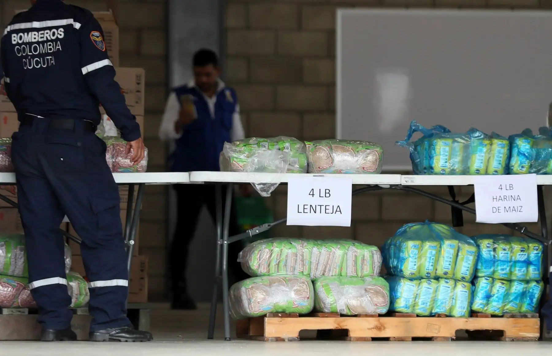 Los primeros camiones con la ayuda humanitaria llegaron ayer a Cúcuta, donde se trabaja en la logística para su entrega. EFE