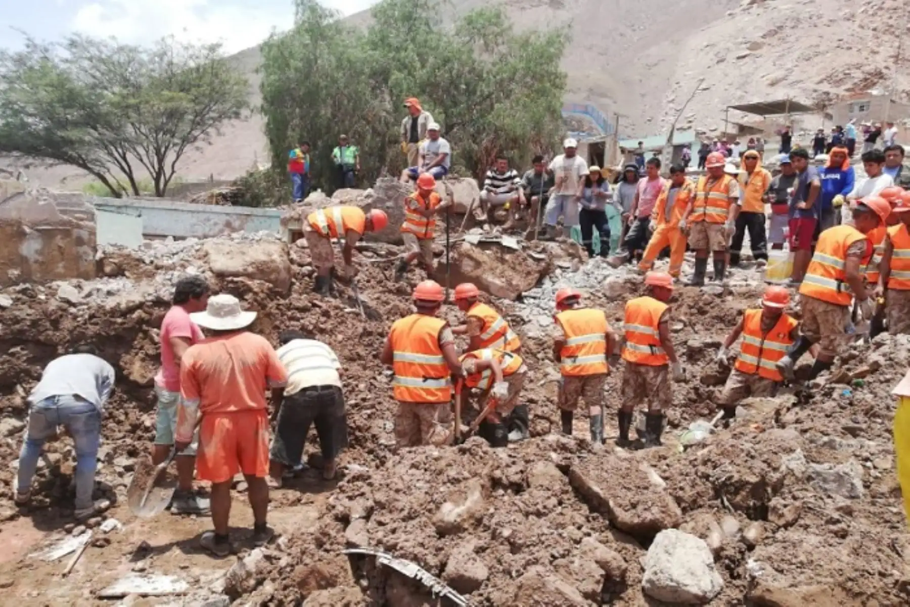 Un contingente de más de 200 soldados de la Brigada de Intervención Rápida de la Tercera División del Ejército, se trasladaron hoy a la ciudad de Aplao, en la región Arequipa, para apoyar en las labores de limpieza del lugar, donde en la víspera cayó un huaico. ANDINA/Difusión
