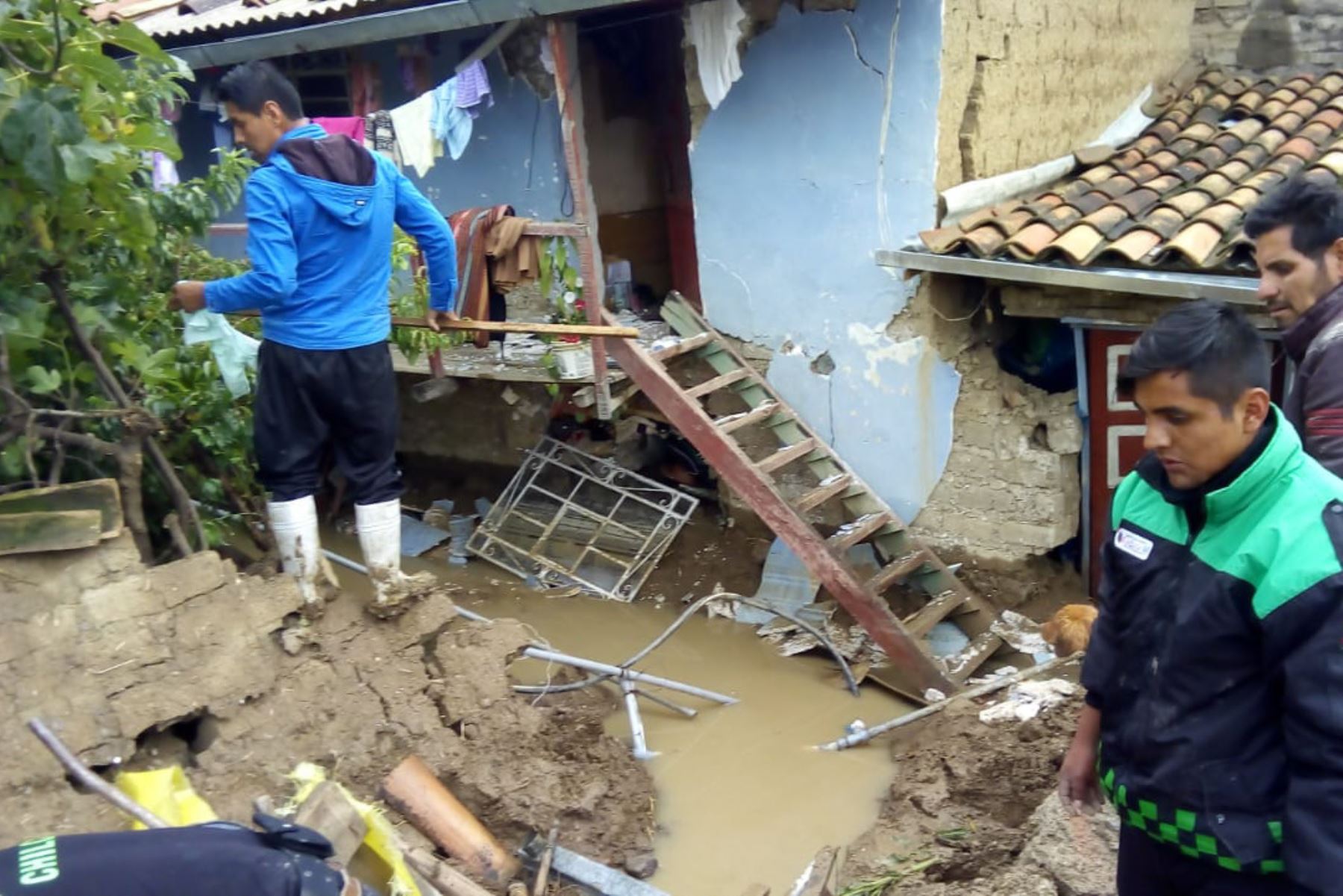 Autoridades socorren a los damnificados que perdieron sus viviendas por las lluvias intensas en distrito de Chilca. ANDINA/Difusión