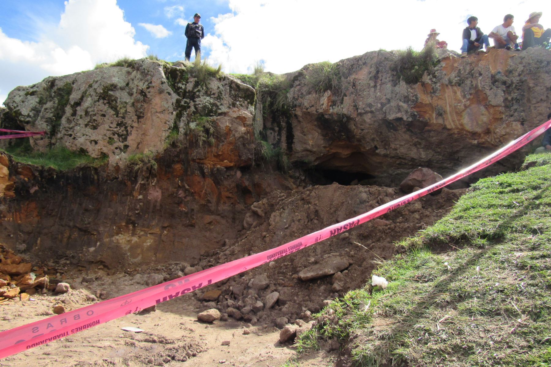 Cusco Hallan Restos óseos Humanos Cerámicas Y Pintura Rupestre En Chumbivilcas Noticias 6251