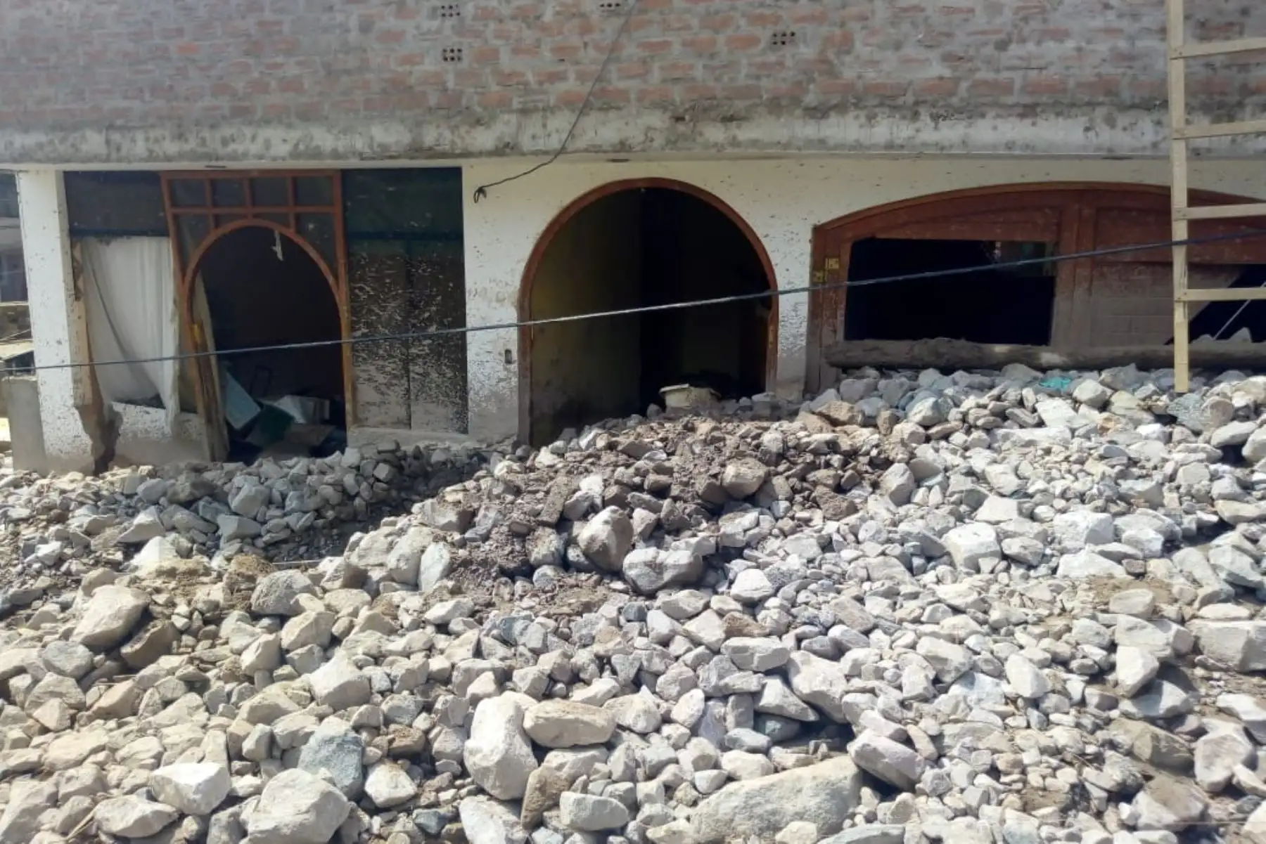 El Ministerio de Vivienda, Construcción y Saneamiento (MVCS) dispuso el envío inmediato de maquinaria pesada para realizar labores de limpieza de calles y vías en el distrito arequipeño de Aplao, en la provincia de Castilla, afectado por un huaico. ANDINA/Difusión
