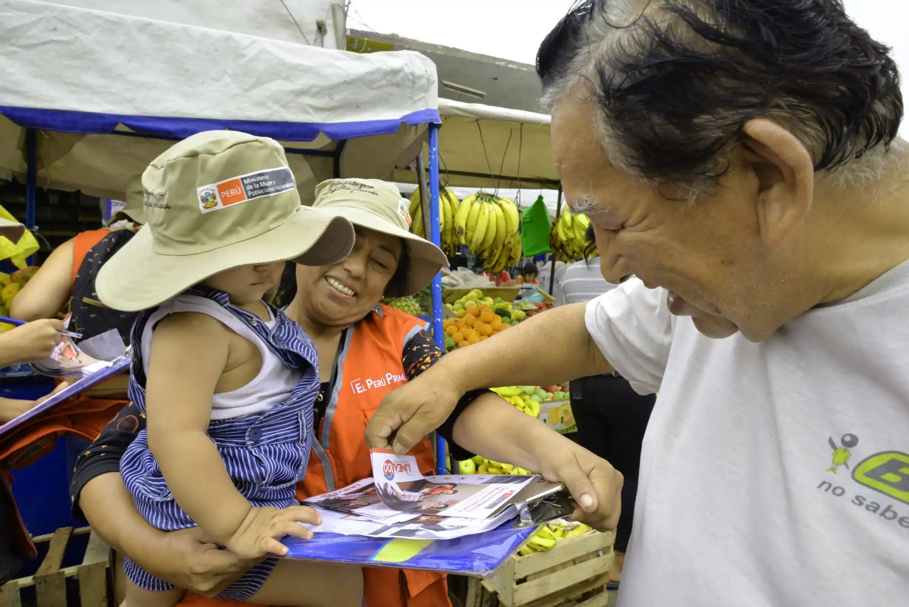 Ministra de la Mujer  y voluntarios recorrieron el mercado "Ciudad y Campo" del Rímac para informar a la comunidad cómo prevenir y detectar situaciones de violencia contra la mujer e integrantes del grupo familiar.
Titular del MIMP reiteró la importancia de denunciar cualquier caso de violencia. Foto: ANDINA/Difusión MIMP