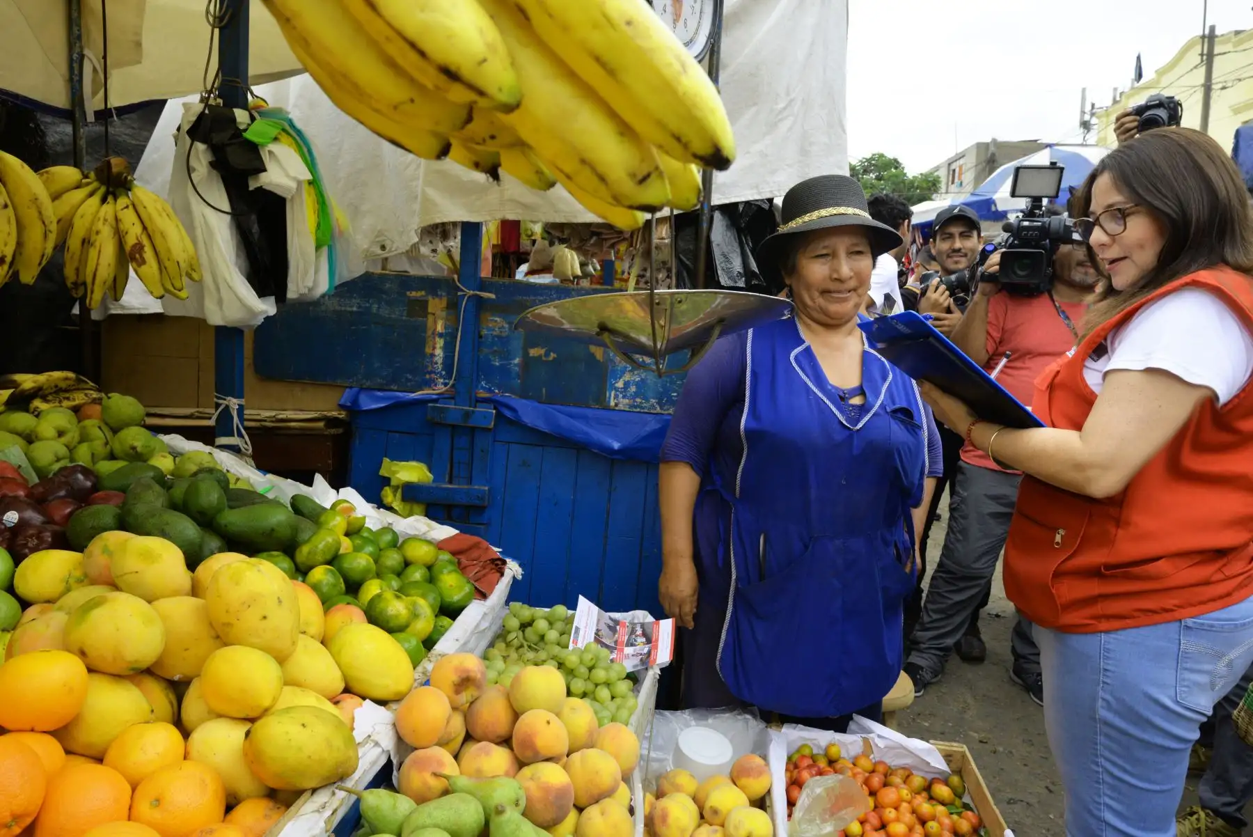 Ministra de la Mujer  y voluntarios recorrieron el mercado "Ciudad y Campo" del Rímac para informar a la comunidad cómo prevenir y detectar situaciones de violencia contra la mujer e integrantes del grupo familiar.
Titular del MIMP reiteró la importancia de denunciar cualquier caso de violencia. Foto: ANDINA/Difusión MIMP