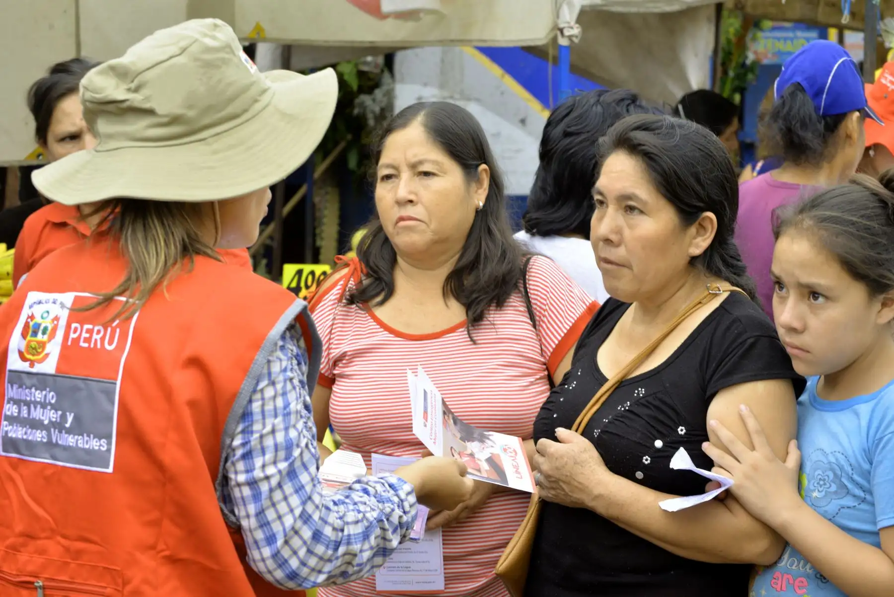 Ministra de la Mujer  y voluntarios recorrieron el mercado "Ciudad y Campo" del Rímac para informar a la comunidad cómo prevenir y detectar situaciones de violencia contra la mujer e integrantes del grupo familiar.
Titular del MIMP reiteró la importancia de denunciar cualquier caso de violencia. Foto: ANDINA/Difusión MIMP