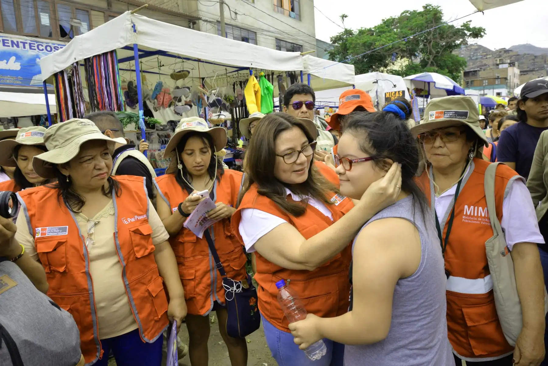 Ministra de la Mujer  y voluntarios recorrieron el mercado "Ciudad y Campo" del Rímac para informar a la comunidad cómo prevenir y detectar situaciones de violencia contra la mujer e integrantes del grupo familiar.
Titular del MIMP reiteró la importancia de denunciar cualquier caso de violencia. Foto: ANDINA/Difusión MIMP