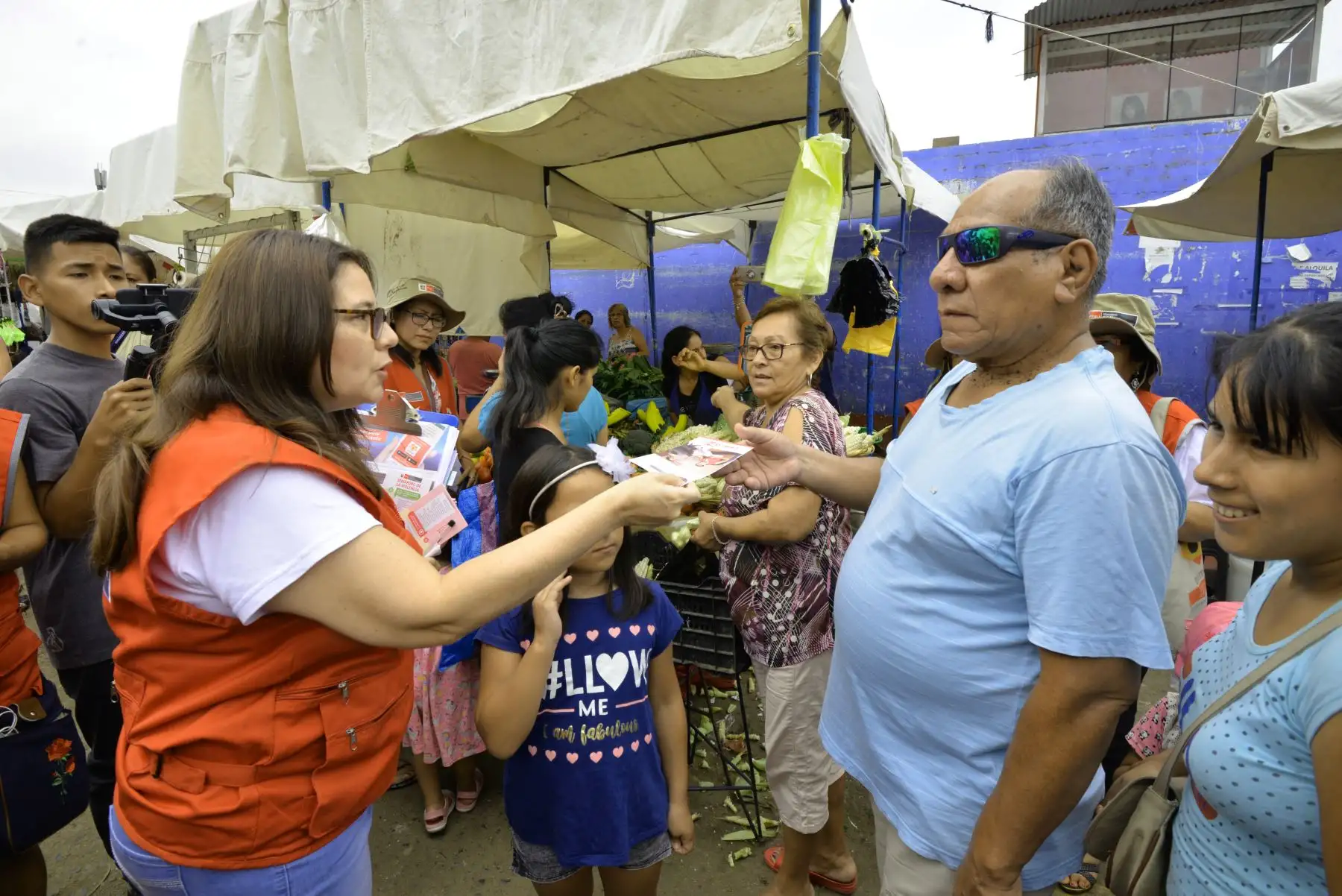 Ministra de la Mujer  y voluntarios recorrieron el mercado "Ciudad y Campo" del Rímac para informar a la comunidad cómo prevenir y detectar situaciones de violencia contra la mujer e integrantes del grupo familiar.
Titular del MIMP reiteró la importancia de denunciar cualquier caso de violencia. Foto: ANDINA/Difusión MIMP